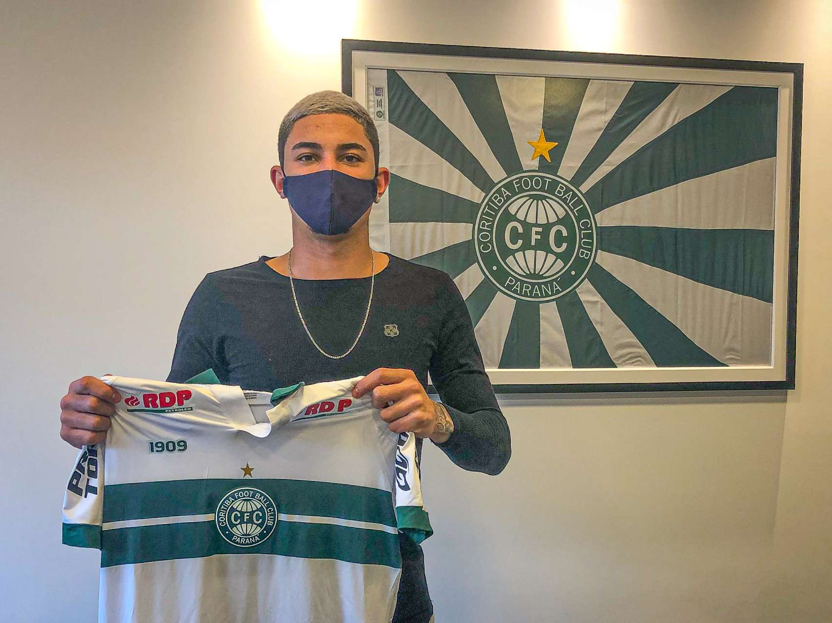 Coxa faz novo v�nculo com zagueiro Sub-20
