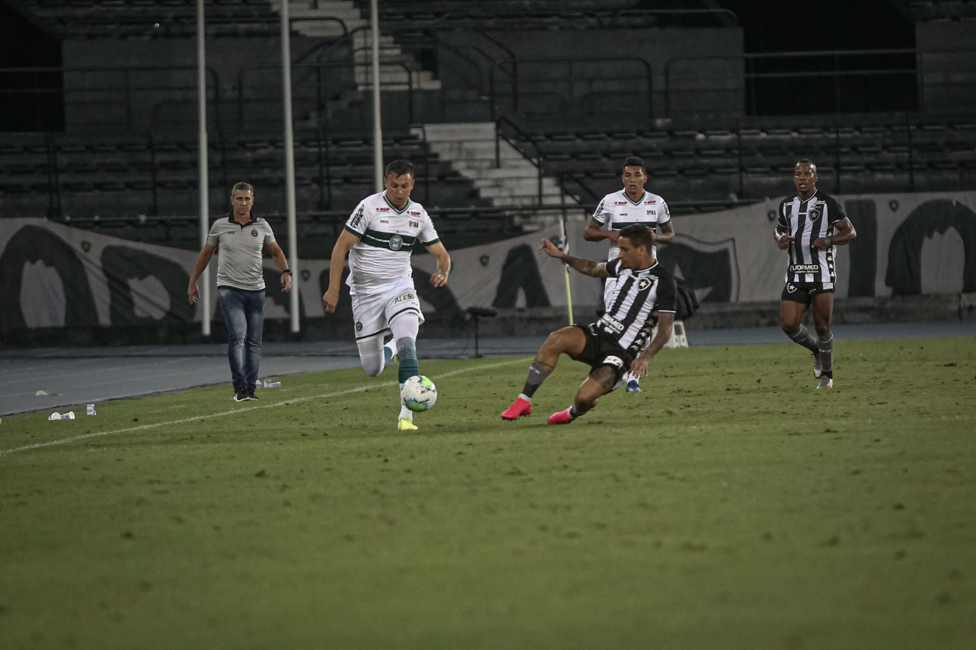 Estreia de Hugo Moura 
