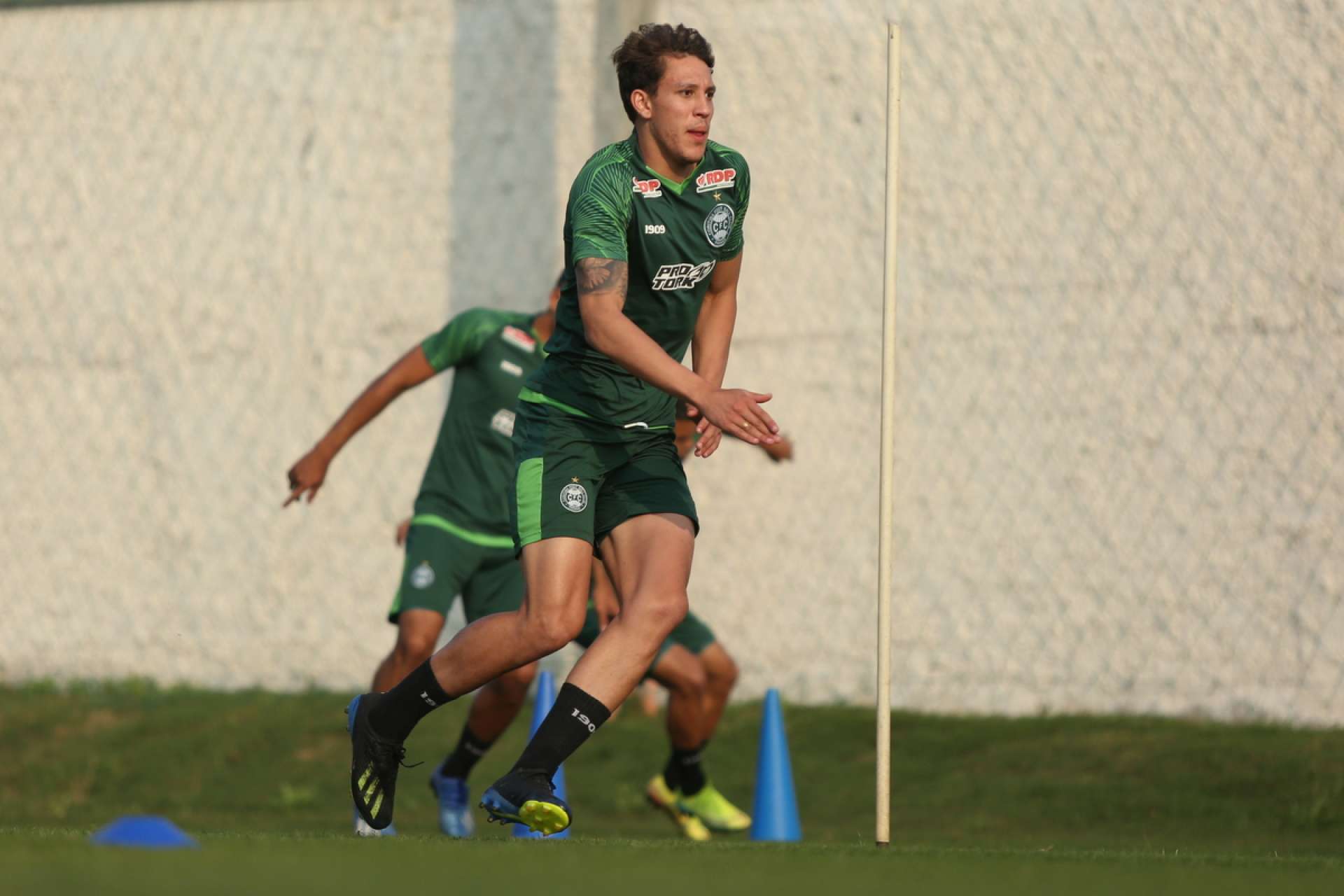 Coritiba estende v�nculo com Guilherme Biro