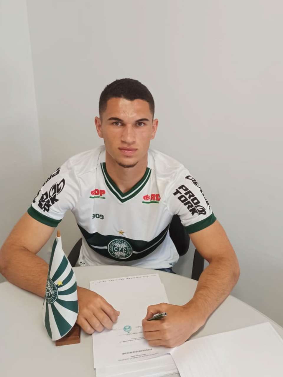 Coritiba renova v�nculo com zagueiro Sub-20