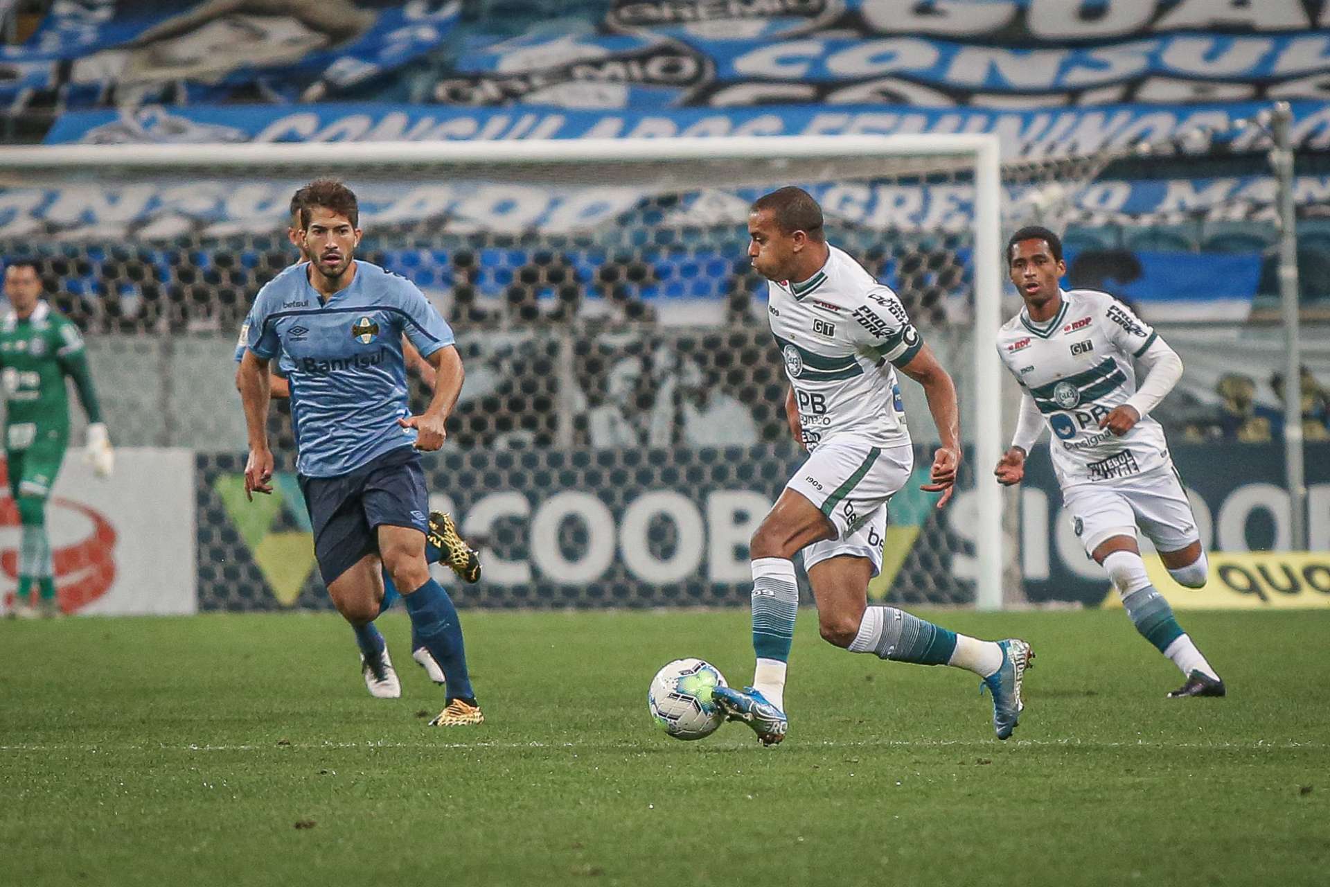 Coritiba sofre rev�s fora de casa