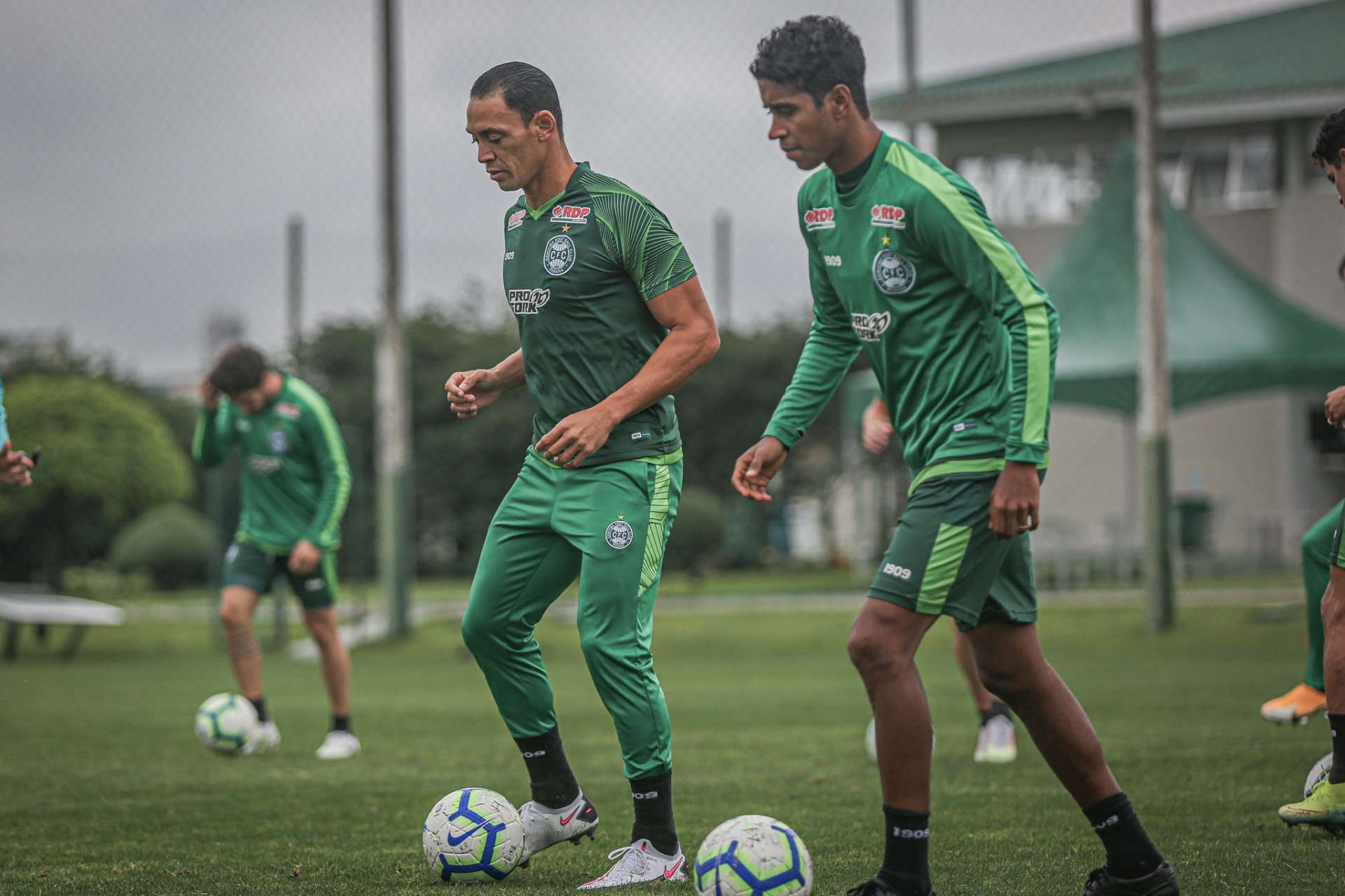 Ricardo Oliveira fica � disposi��o