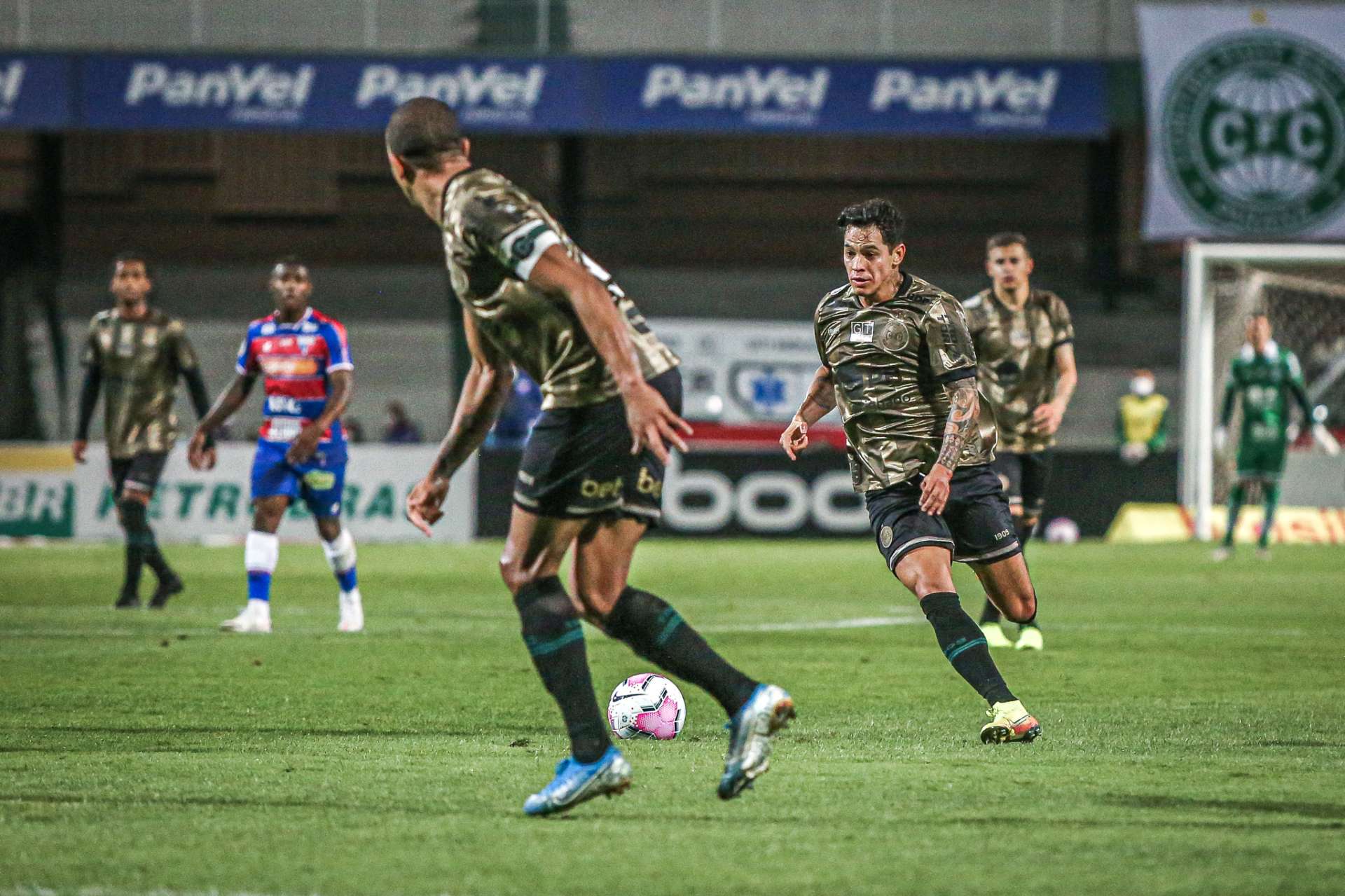 Coritiba empata em casa