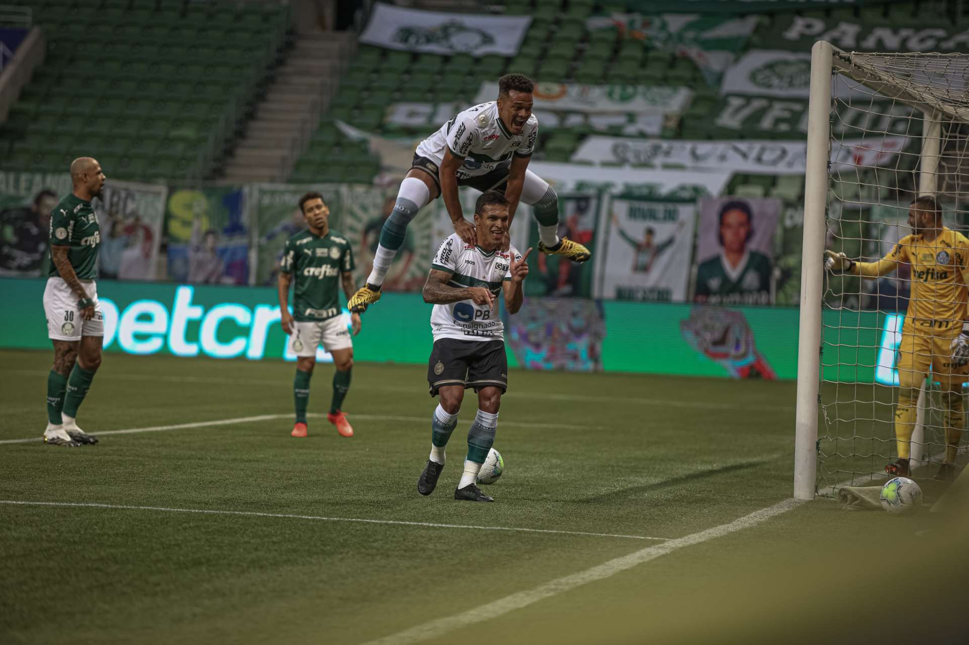 Coxa vence o Palmeiras fora de casa