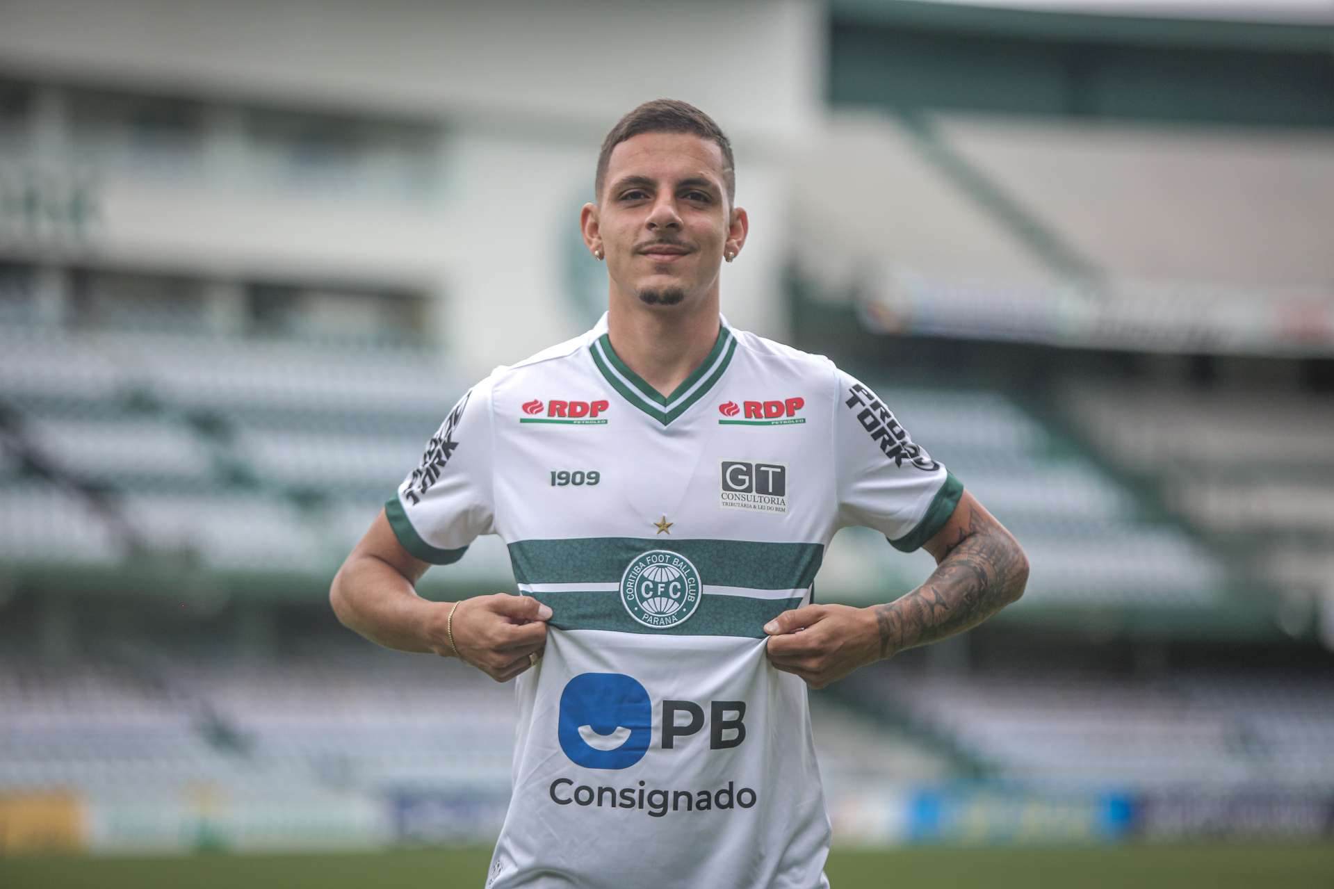 Coritiba renova v�nculo com o lateral esquerdo Angelo
