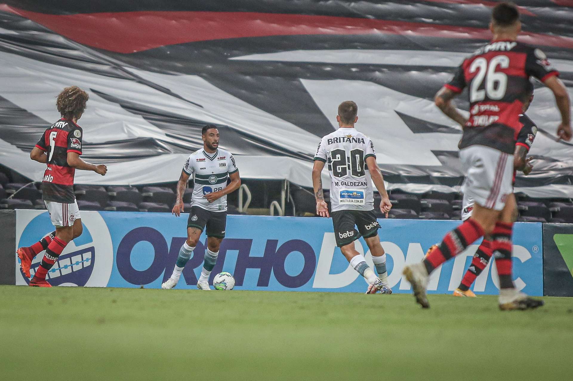 Coritiba sofre rev�s fora de casa
