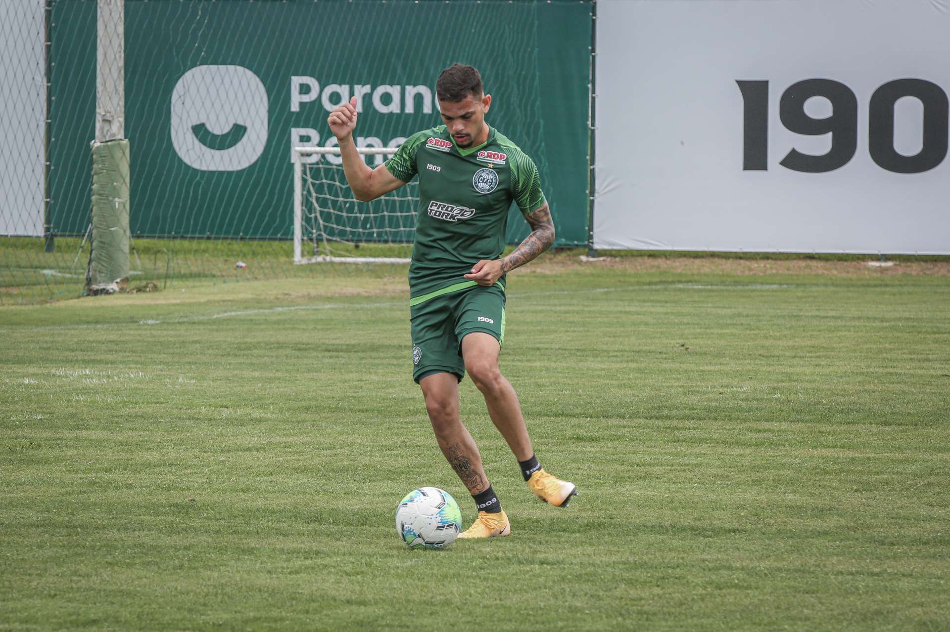 Coxa retorna aos treinamentos