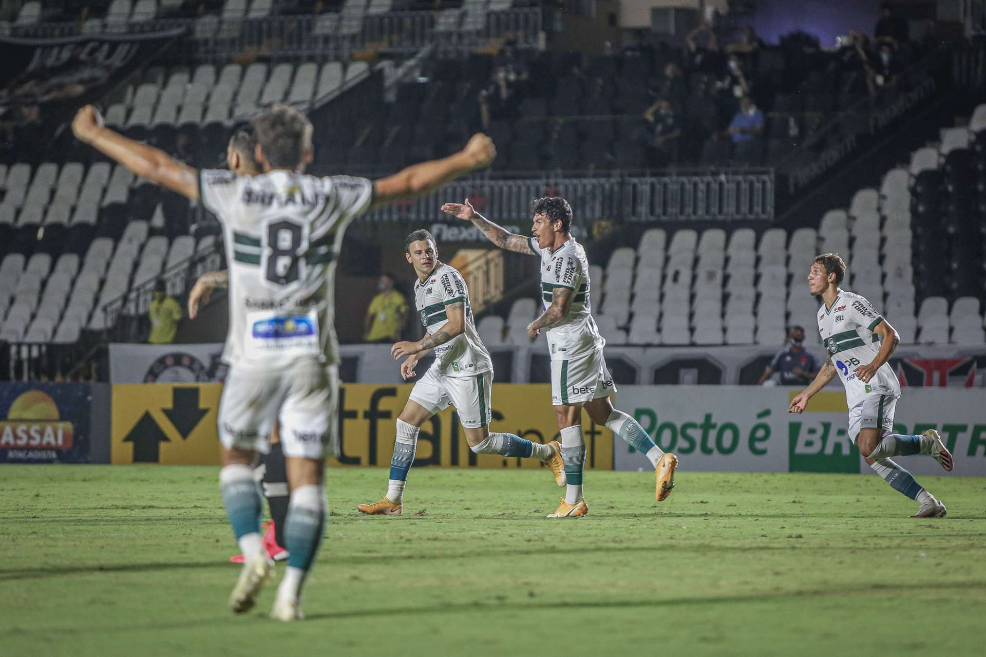 Coxa vence fora de casa