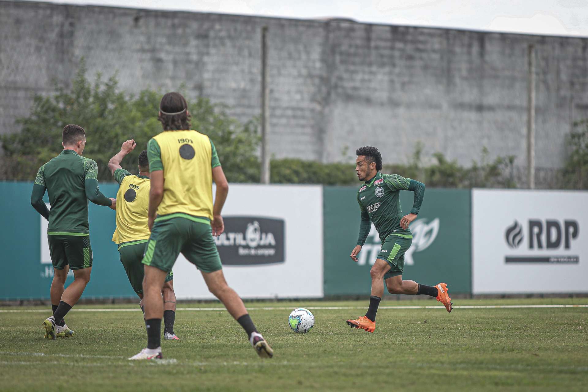 Coxa treina antes de seguir viagem