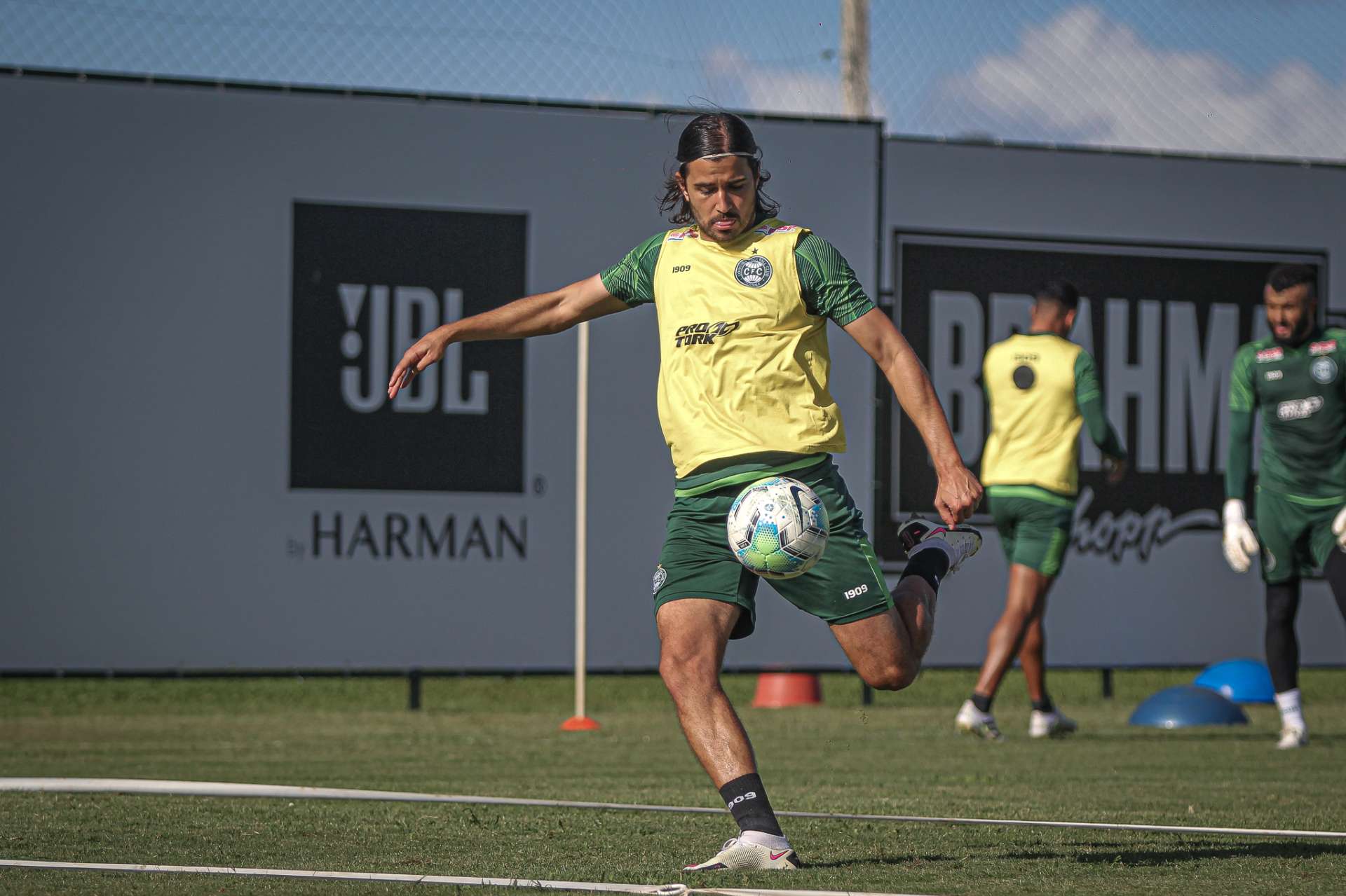 Coxa trabalha com foco no Santos