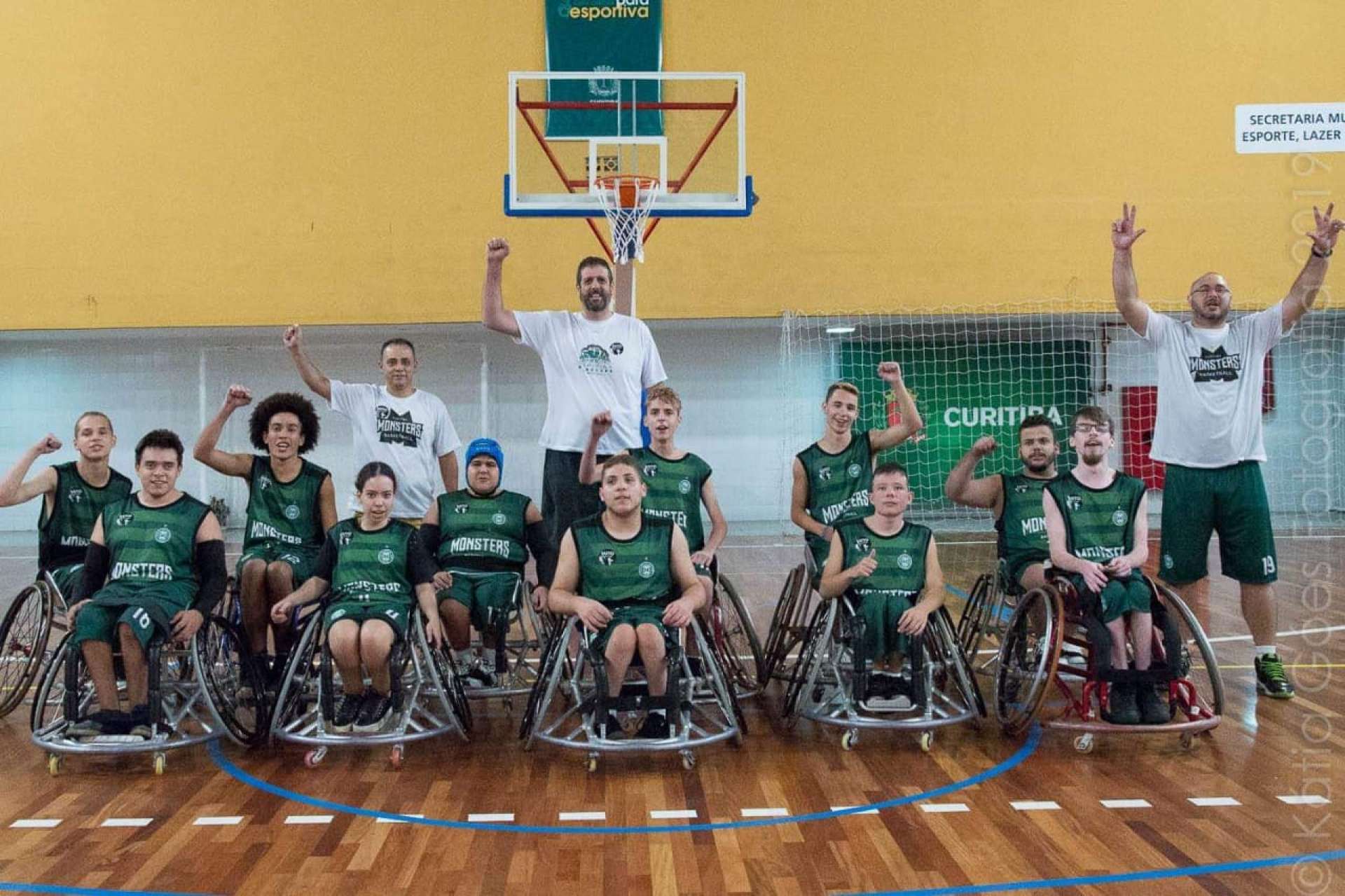 Aula sobre basquete em cadeira de rodas