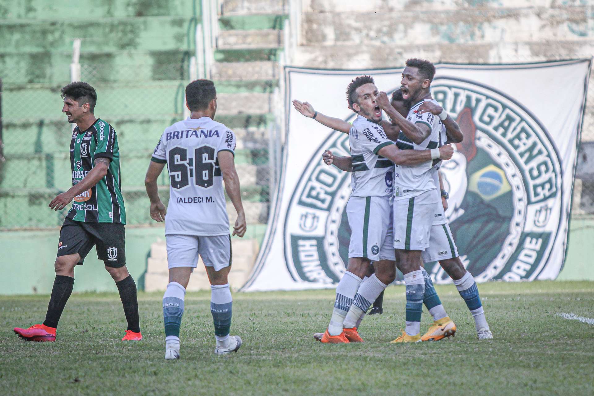 Estreia com vit�ria no Paranaense
