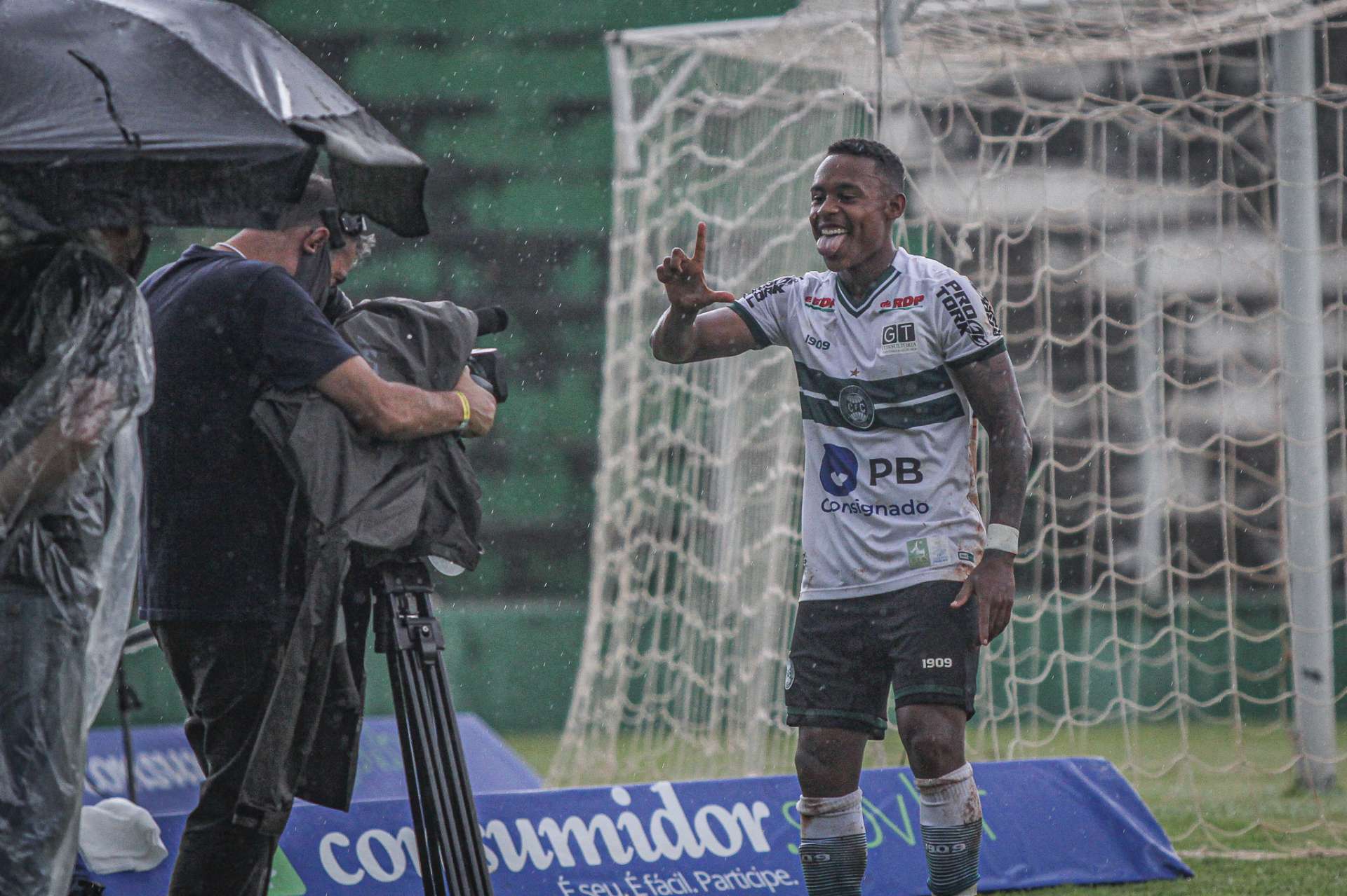 O primeiro gol de Igor Paix�o 