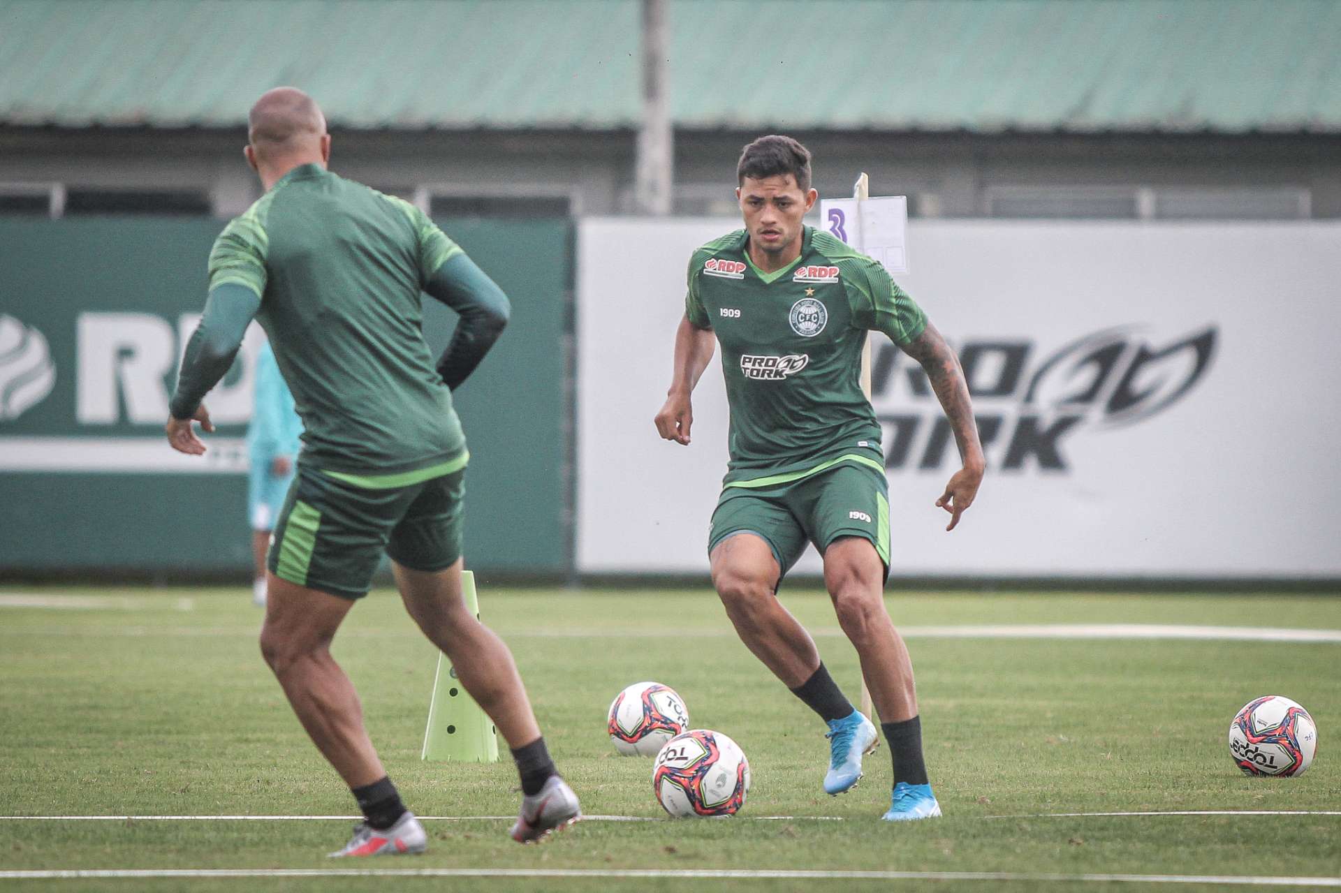 Imagens: Coxa abre semana de trabalho
