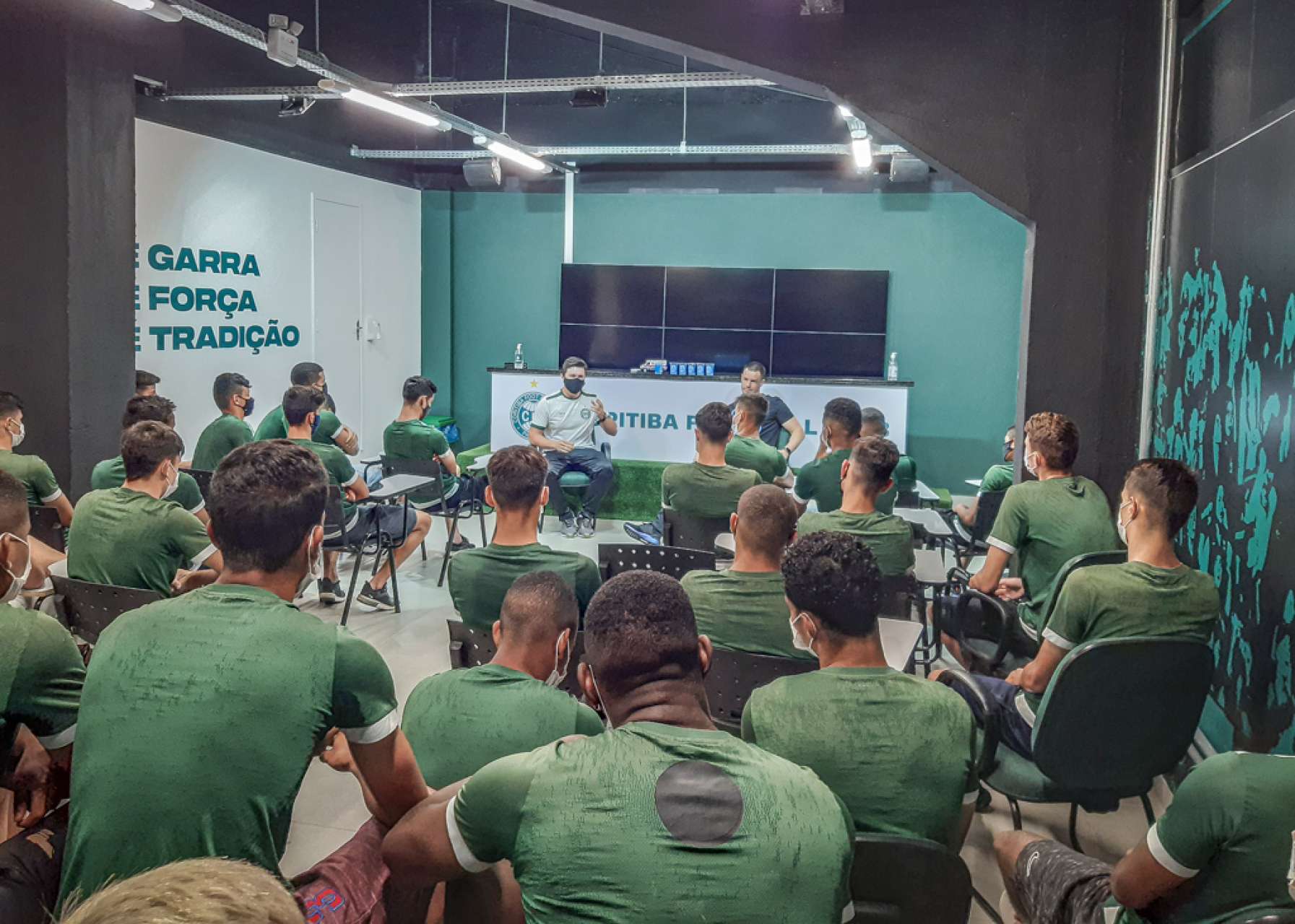 Atletas do sub-20 recebem Wilson