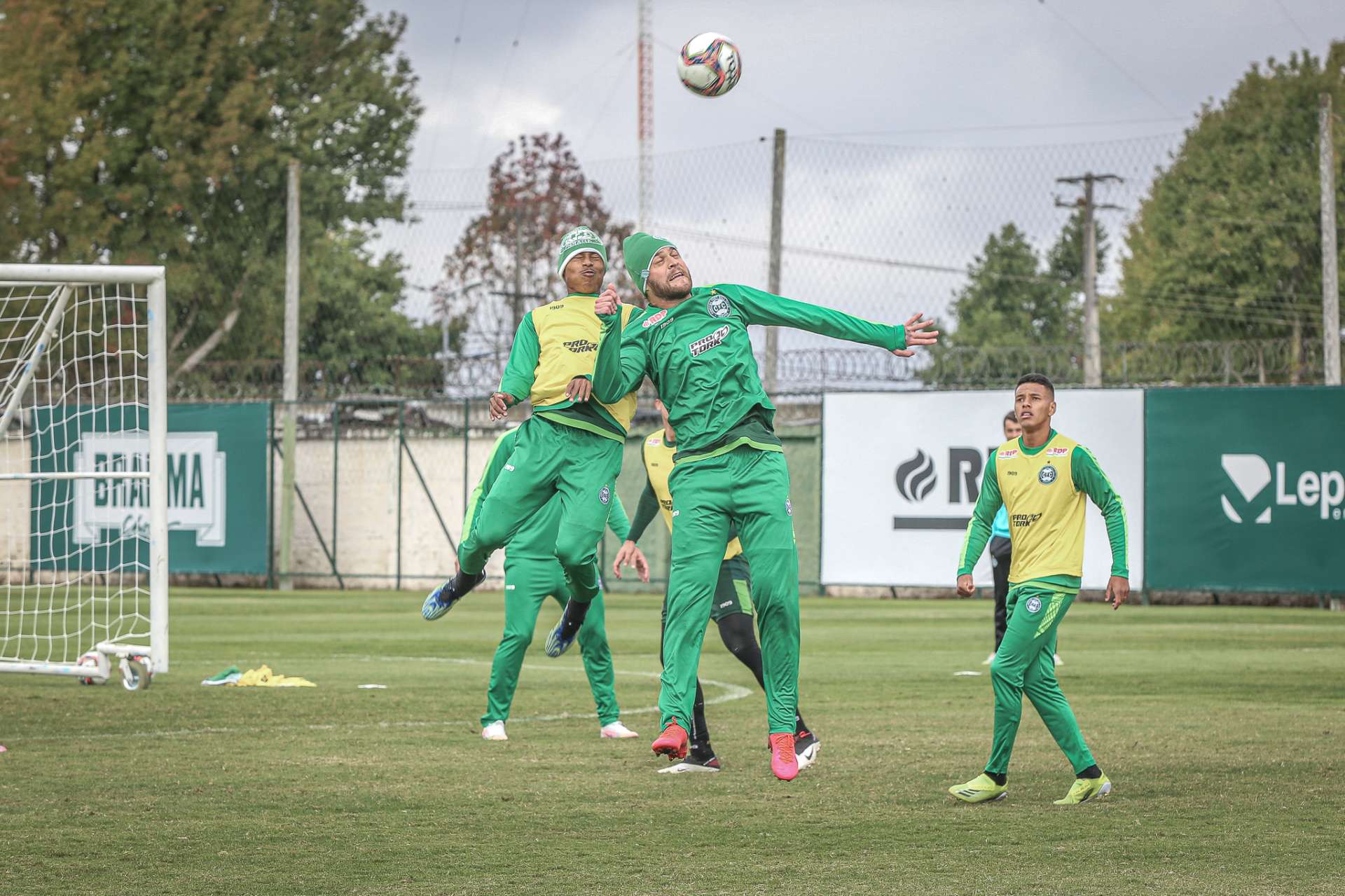 Coxa embarca para Londrina