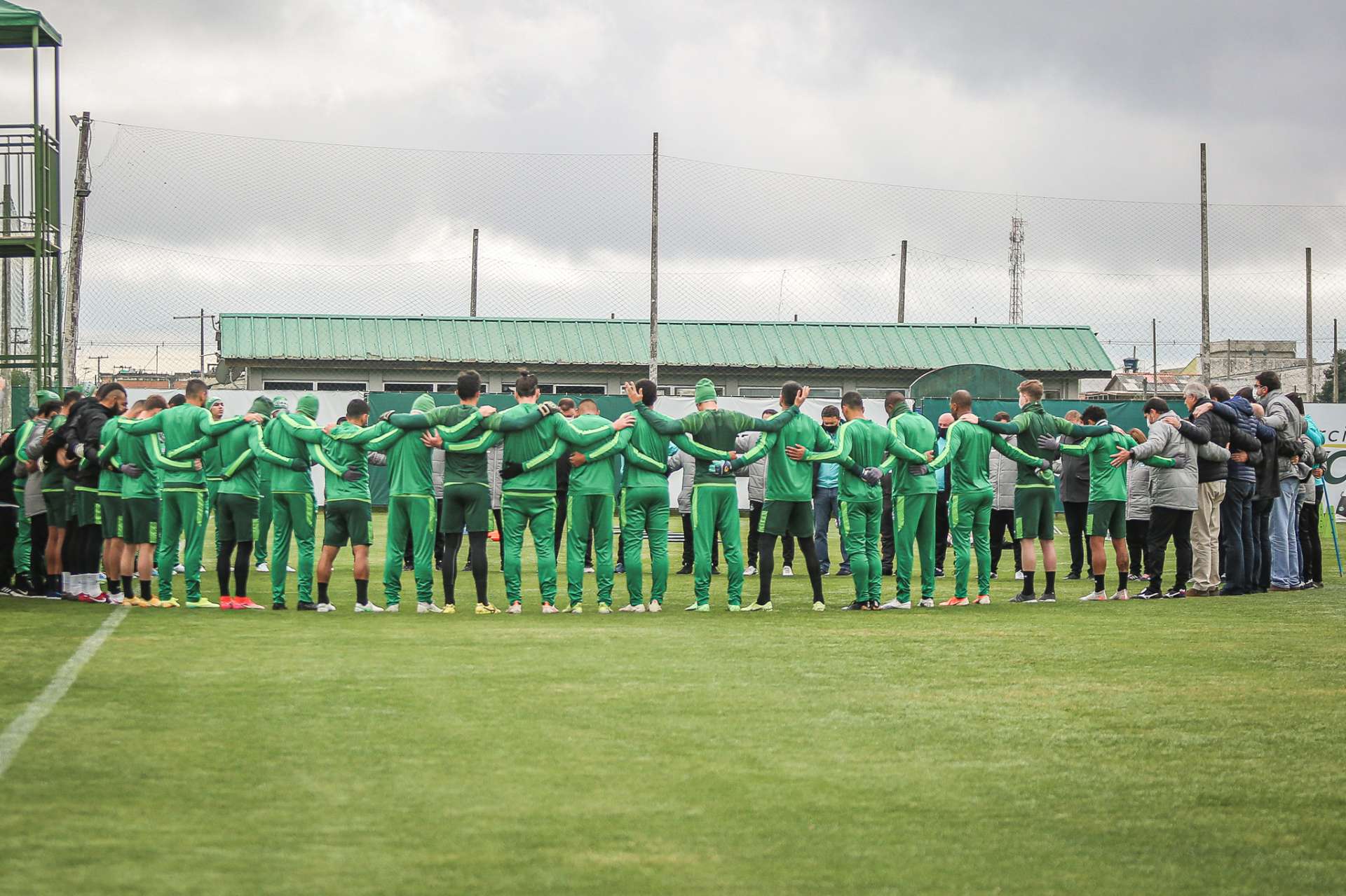 Elenco presta homenagem ao Presidente Follador