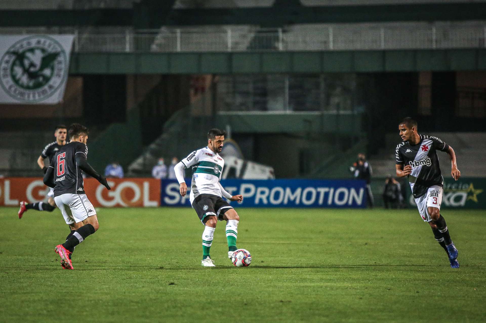 Empate no Couto Pereira