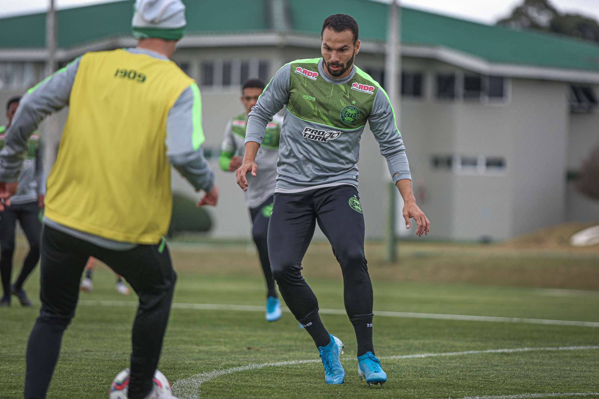 Edson sofre les�o