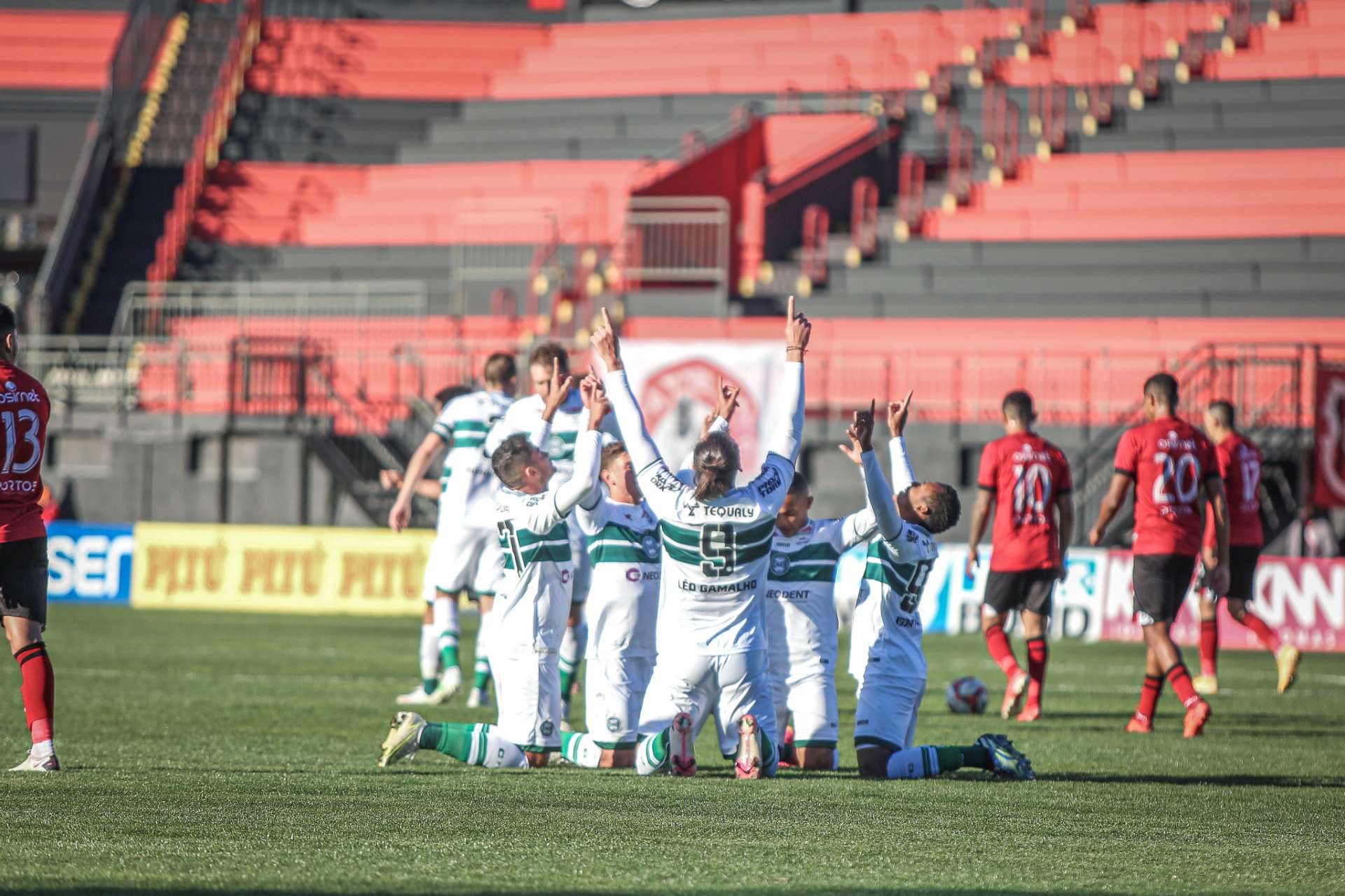 Coxa vence fora de casa