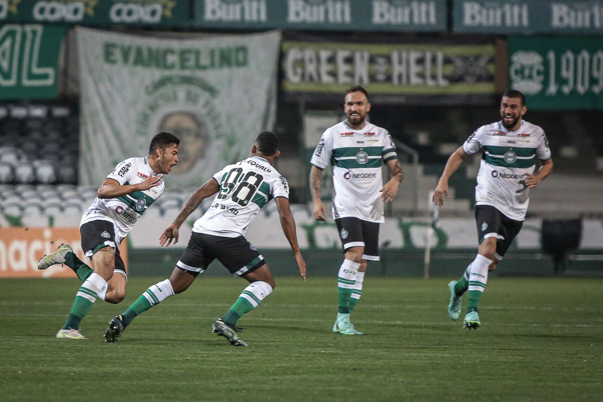 Coxa vence e fecha primeiro turno na lideran�a
