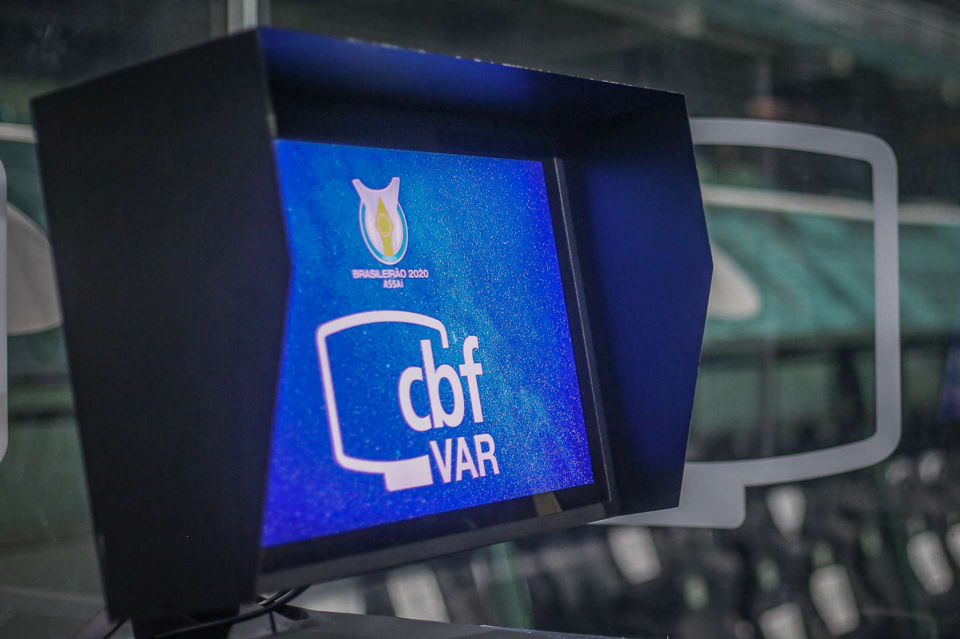 Coxa faz o primeiro jogo do VAR na S�rie B