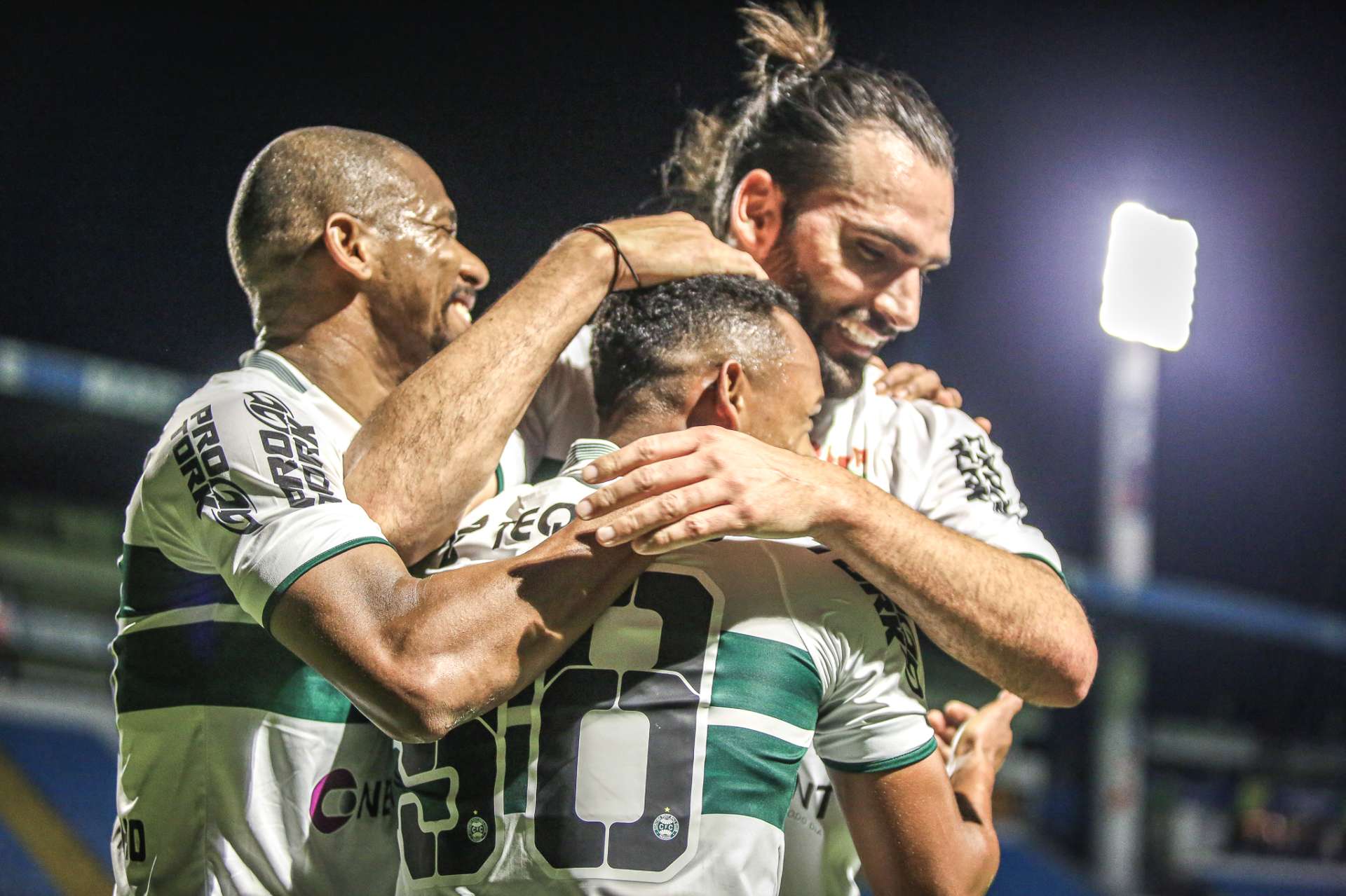 Coxa come�a vencendo no segundo turno