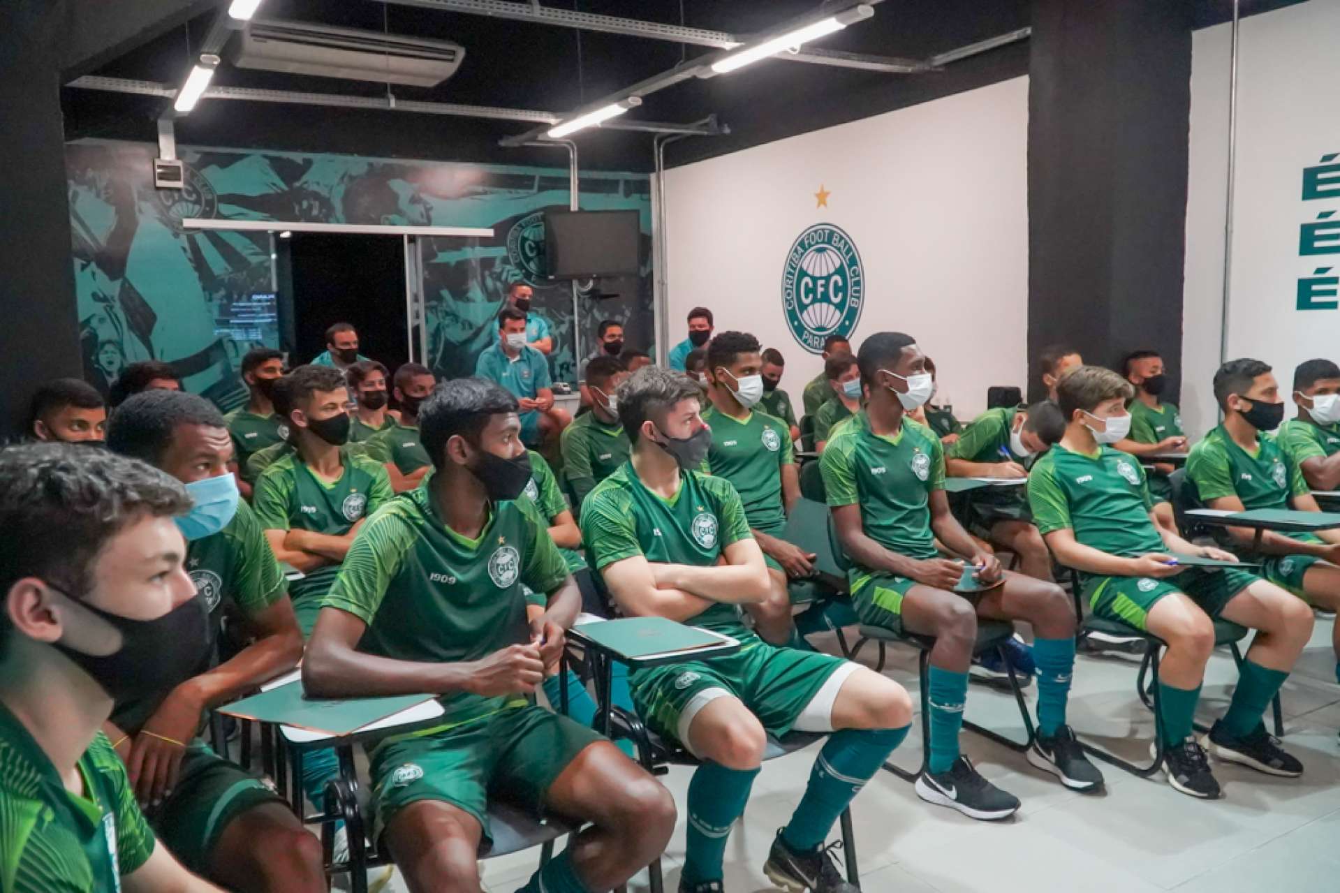 Sub-17 participa de palestra sobre educa��o financeira