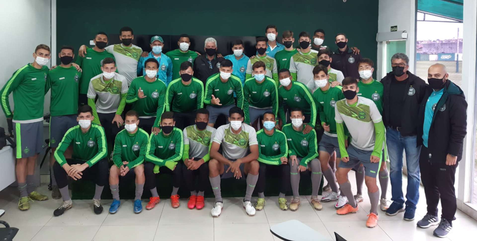 Sub-20 participa de palestra com Cl�udio Marques
