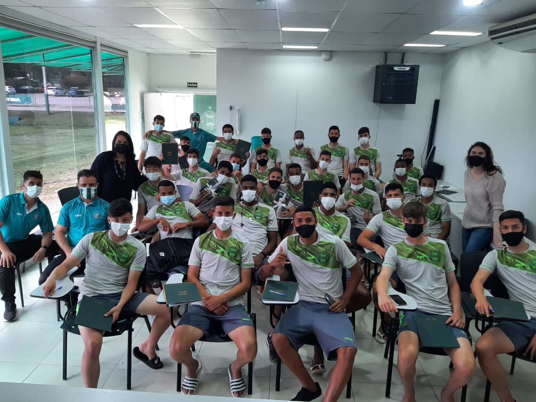Sub-20 acompanha palestra sobre educa��o financeira