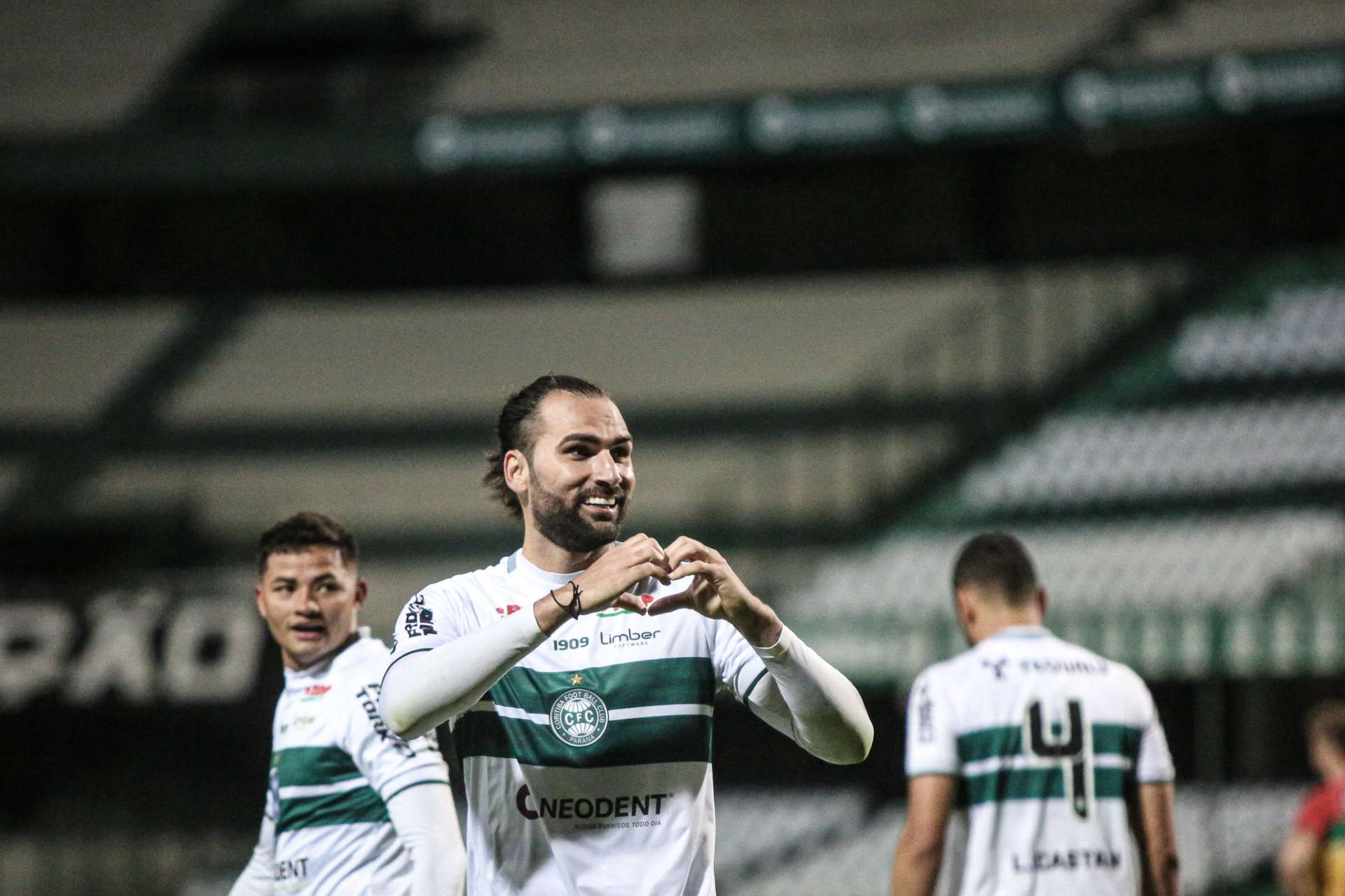 L�o Gamalho chega a lideran�a da artilharia do Brasileir�o