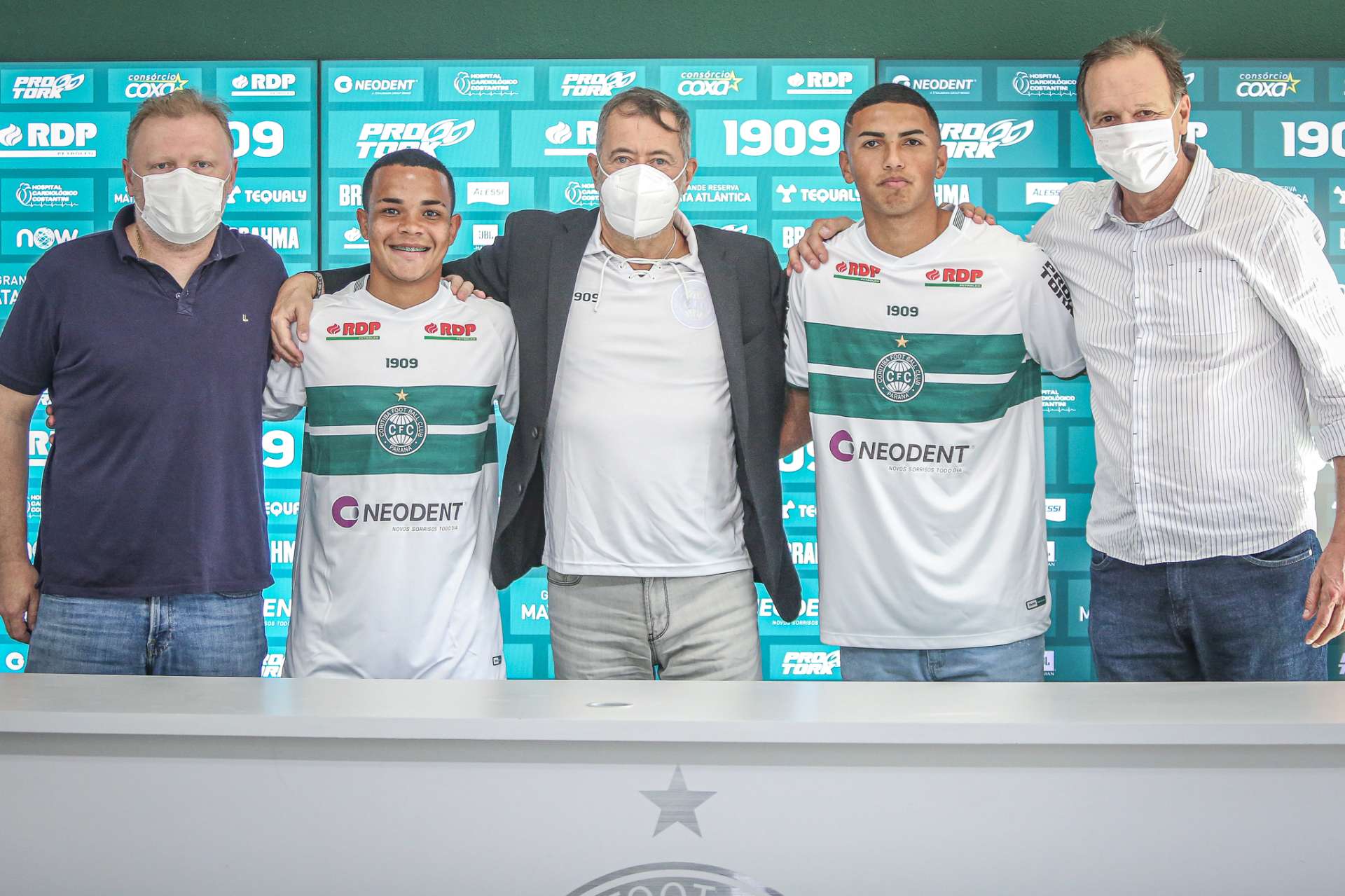 #Pi�sdoCouto assinam primeiro contrato profissional