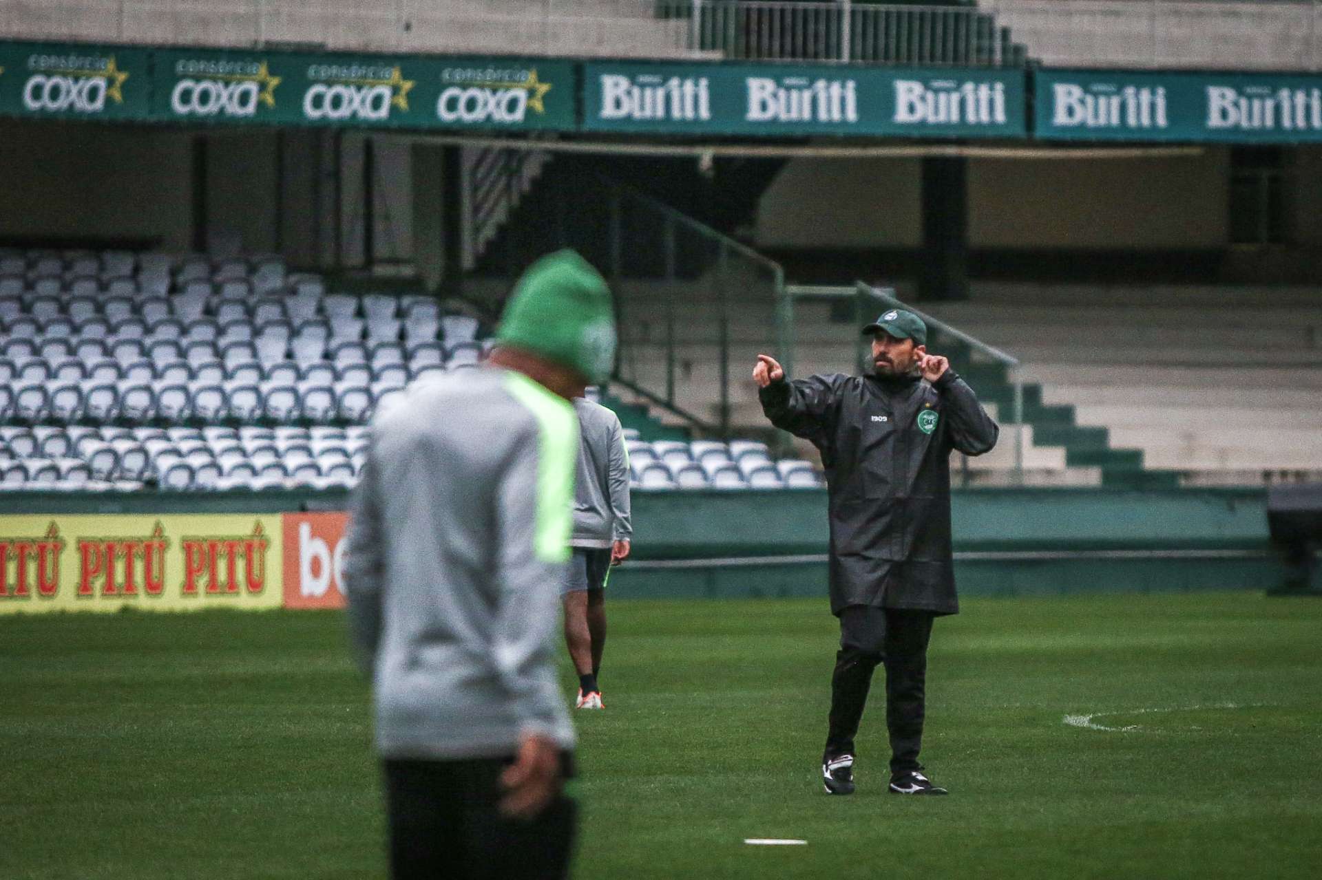 ASSISTA AO TREINO NA BEIRA DO CAMPO