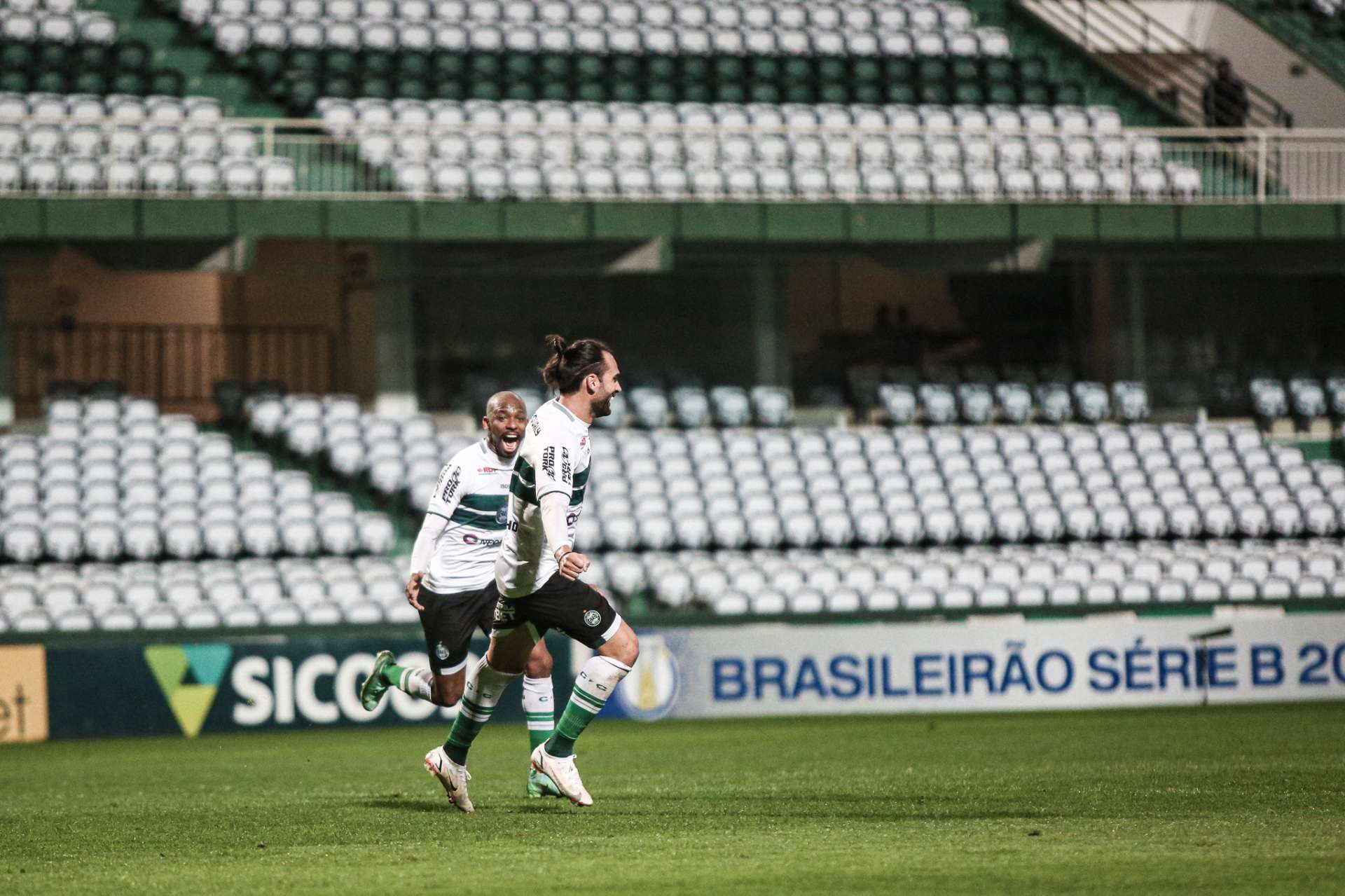 Coxa vence e mant�m lideran�a no Brasileir�o