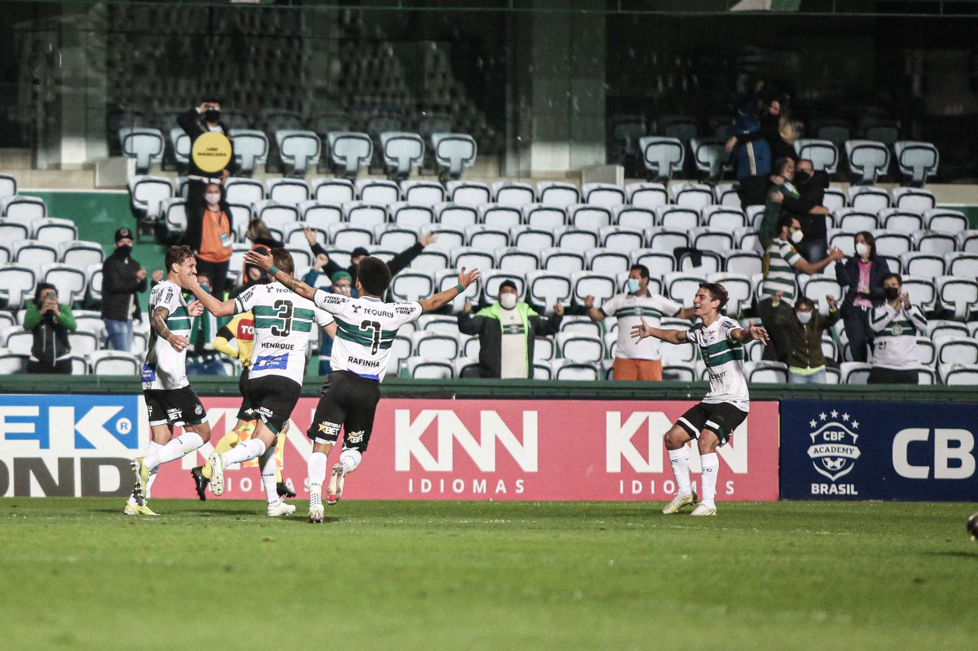 Coxa vence na volta da torcida ao Couto