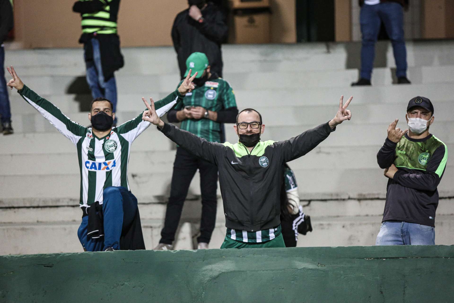 S�cios elogiam seguran�a em retorno ao Couto