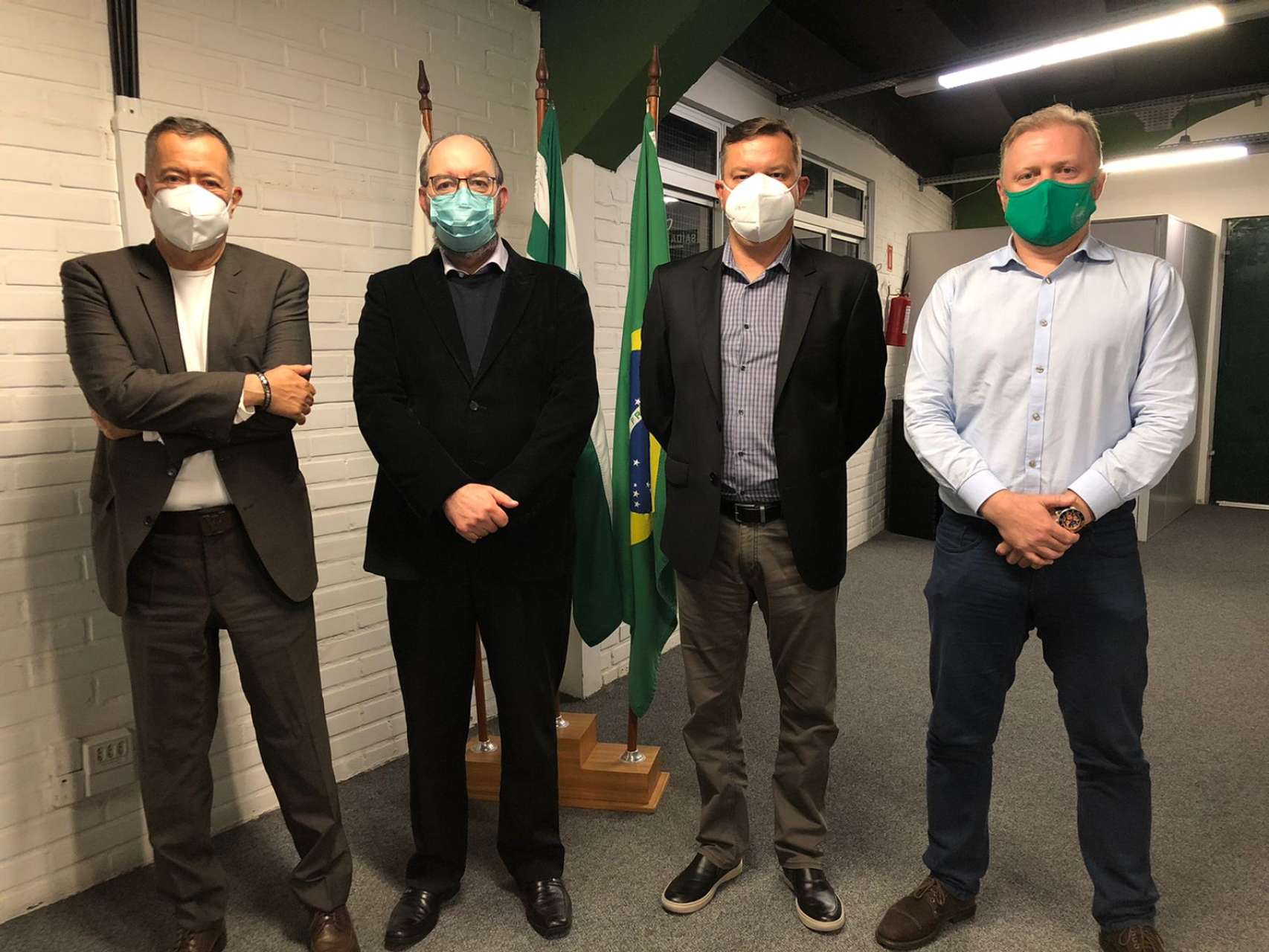 Giovani Gion�dis visita diretoria do Coxa