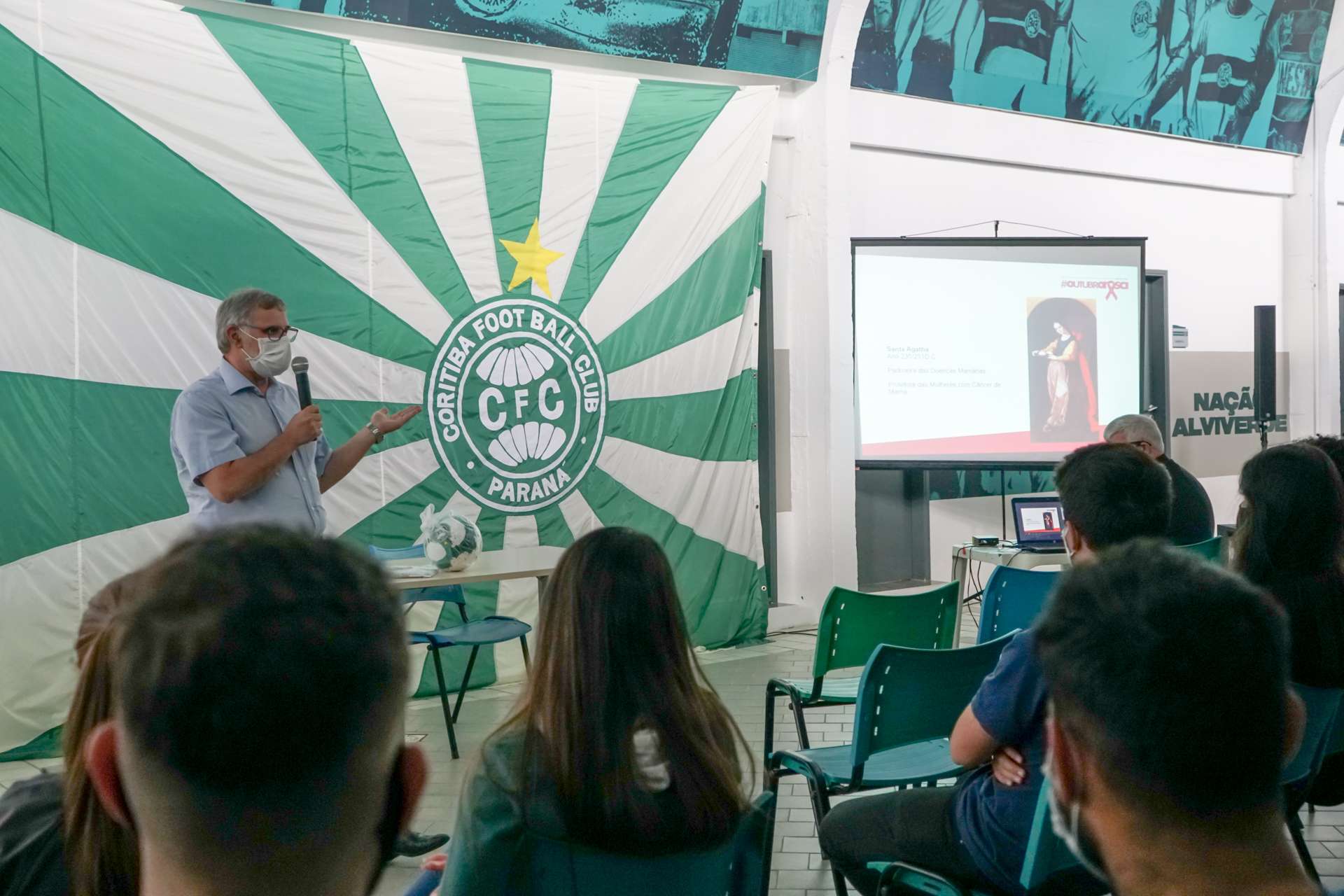 Coritiba promove palestra sobre c�ncer de mama