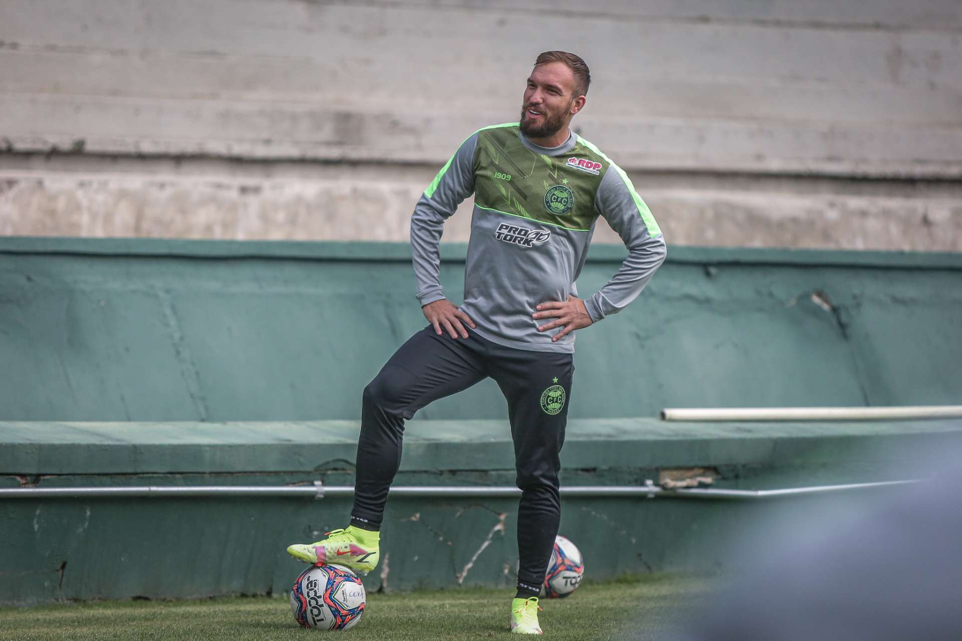 Sorteados para assistir ao treino na beira do gramado