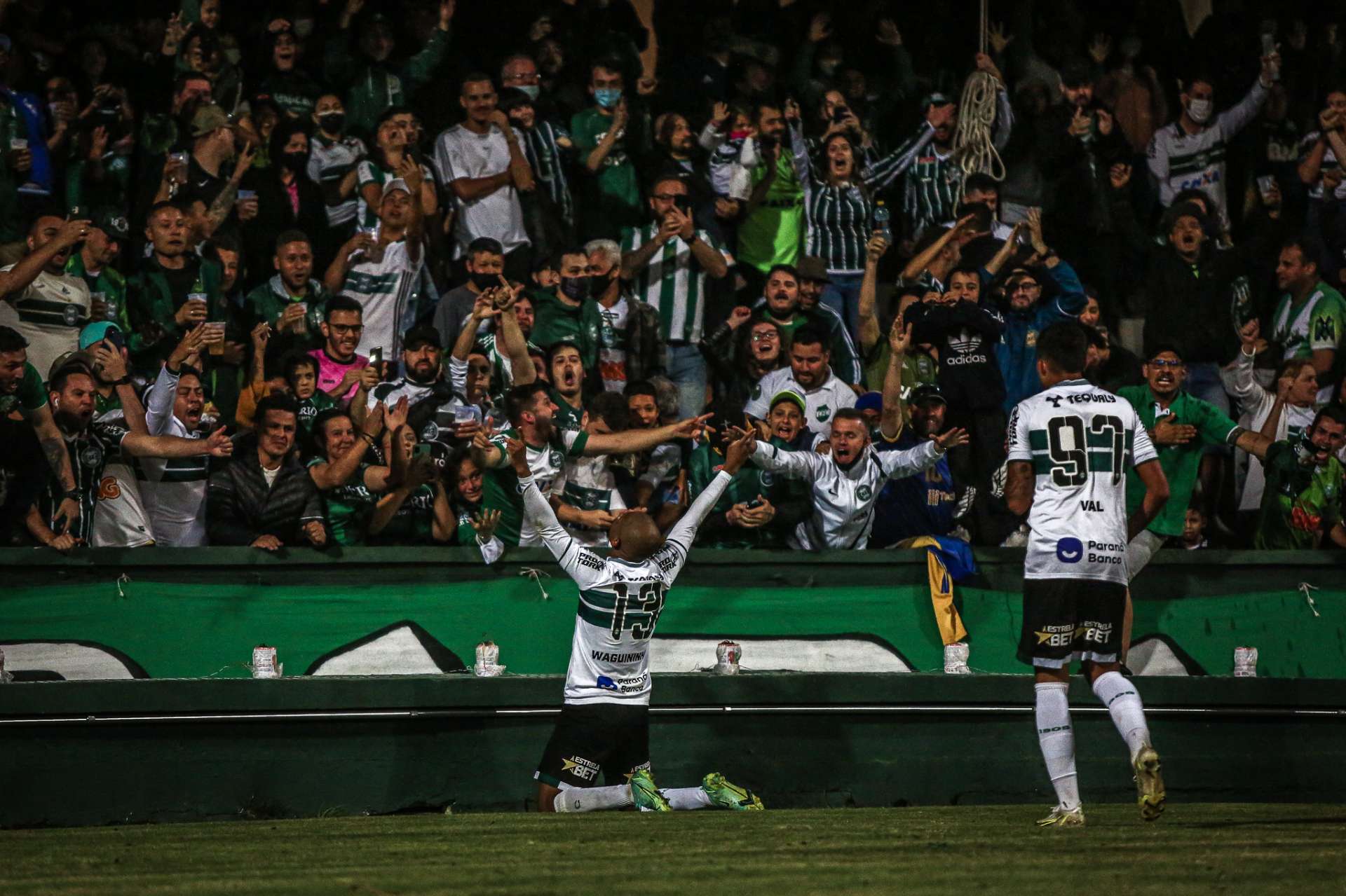 COXA VENCE NOS ACR�SCIMOS 