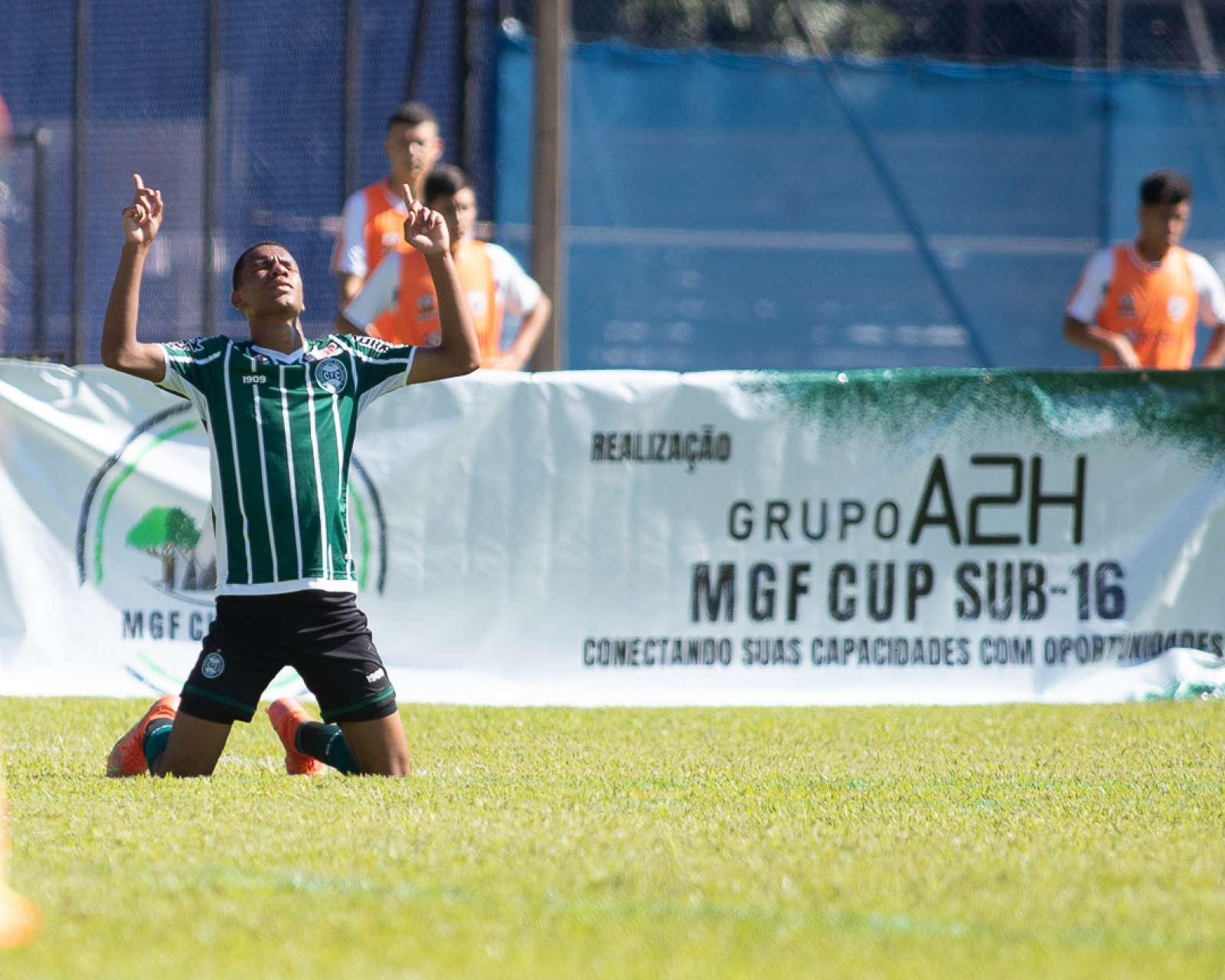 Coxa sub-16 na semifinal da MGF Cup