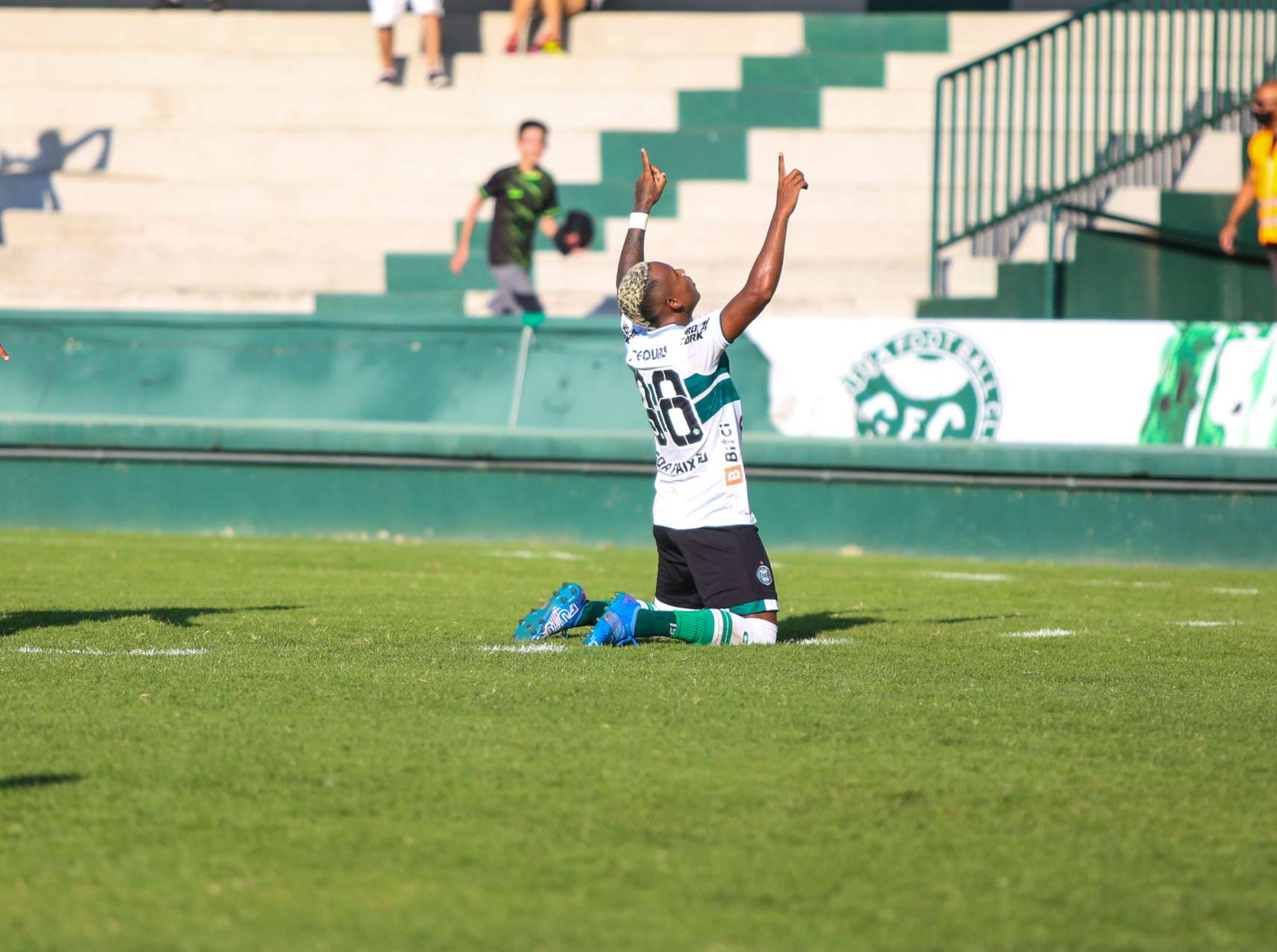 COXA ESTREIA COM VIT�RIA NO PARANAENSE