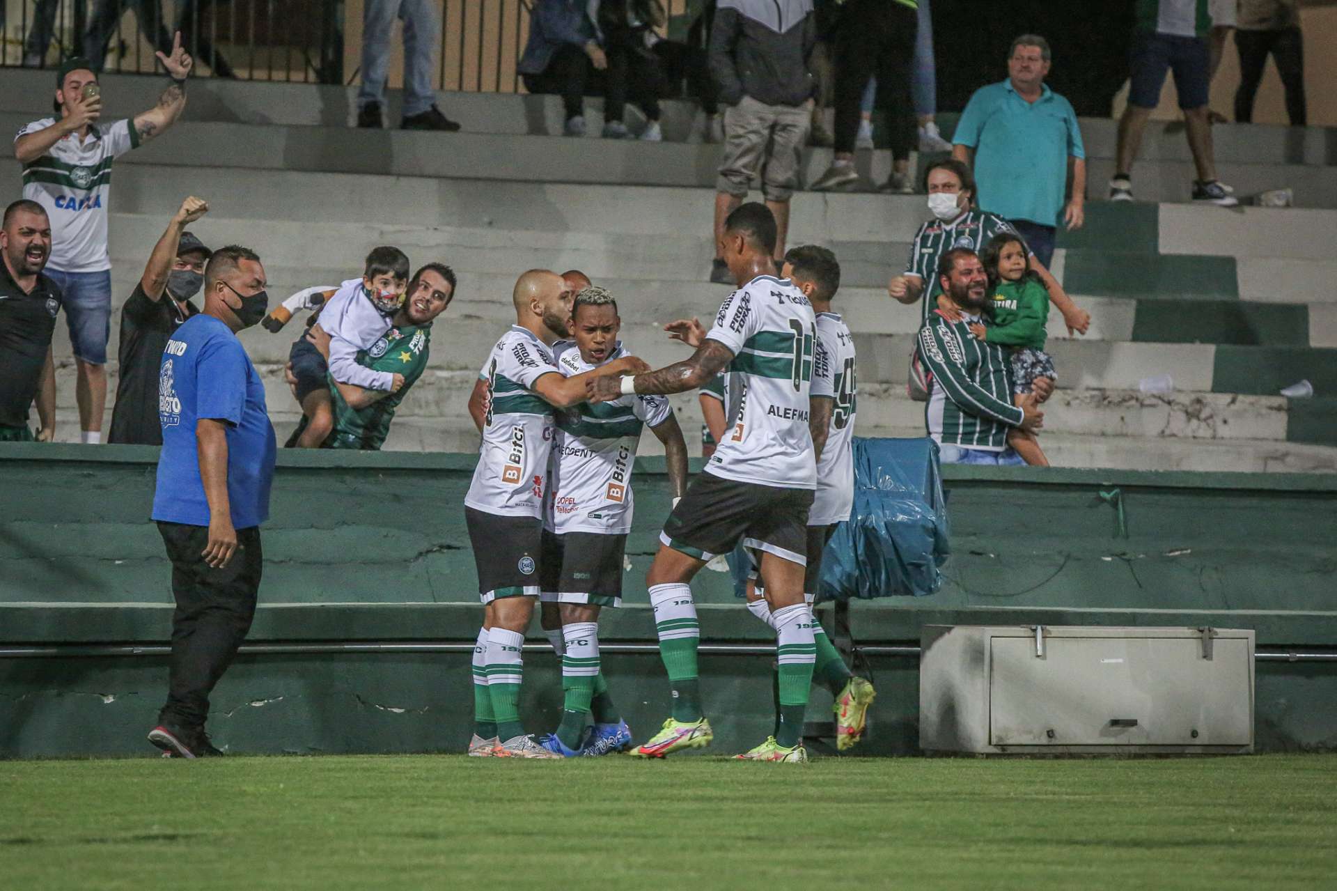 Com a for�a da torcida, Coxa vence mais uma no Couto 