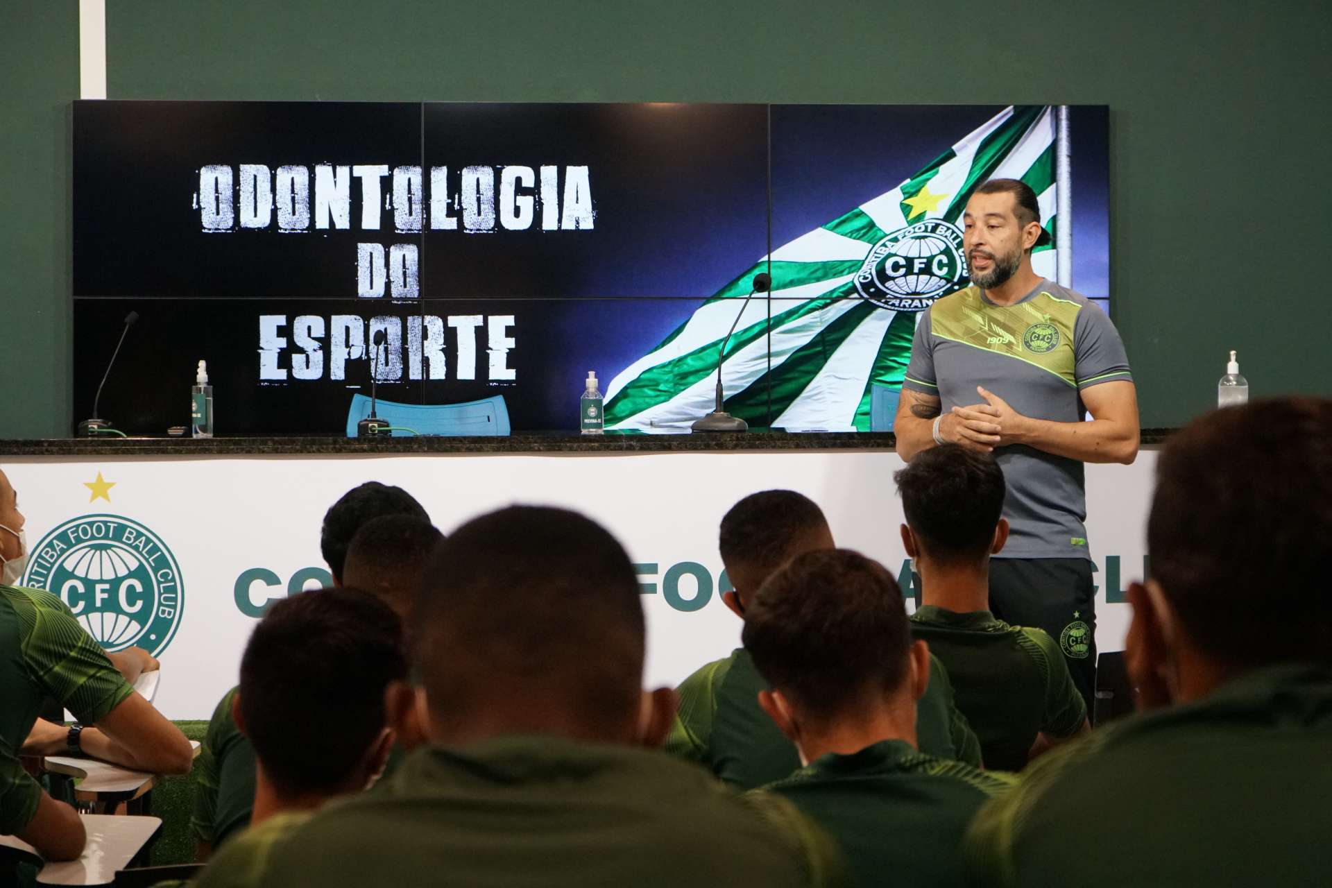 Sub-17 recebe palestra sobre odontologia do esporte