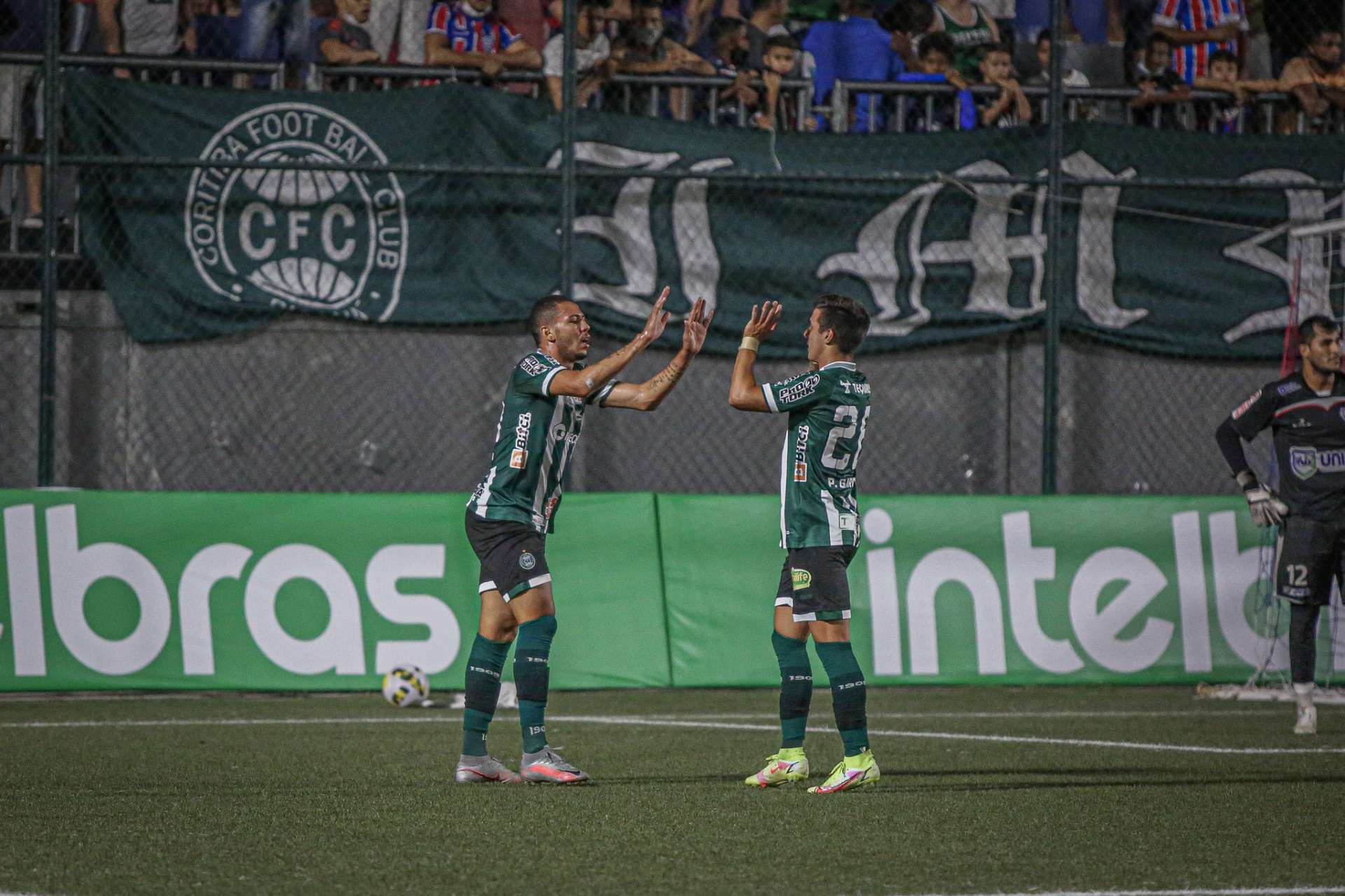 Dois gols: Clayton marca pela primeira vez! 
