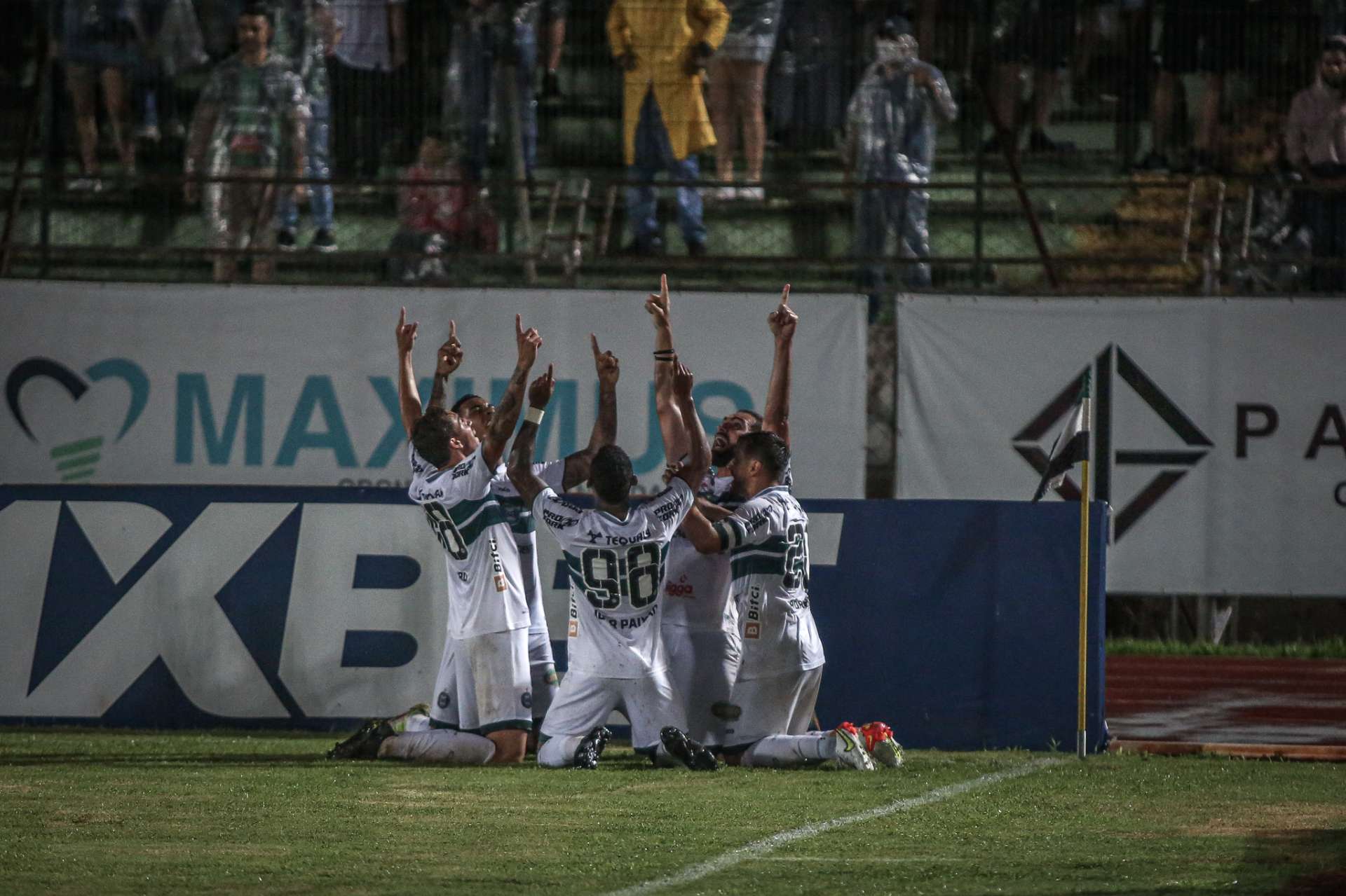 Coxa vence de virada e leva vantagem para o Couto Pereira