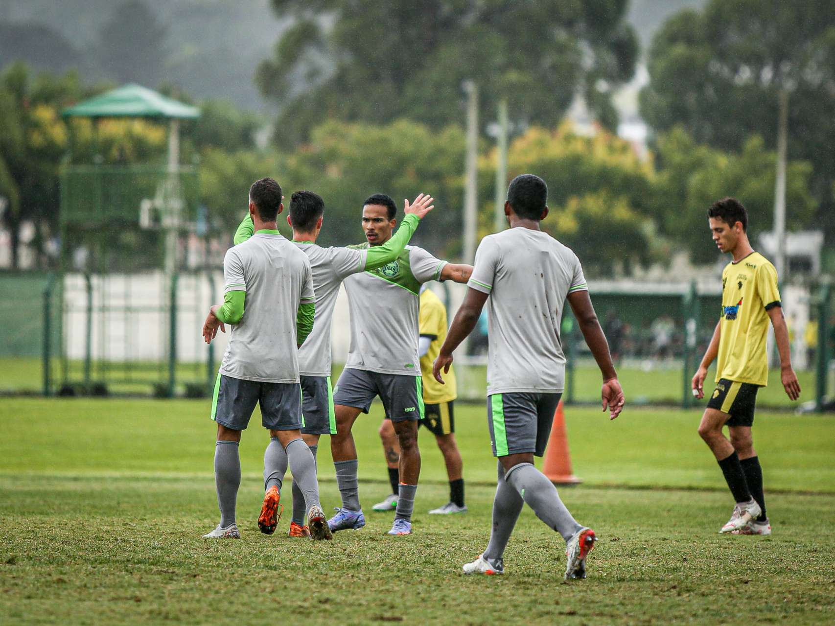 Categorias de base realizam jogo treino no CT da Graciosa
