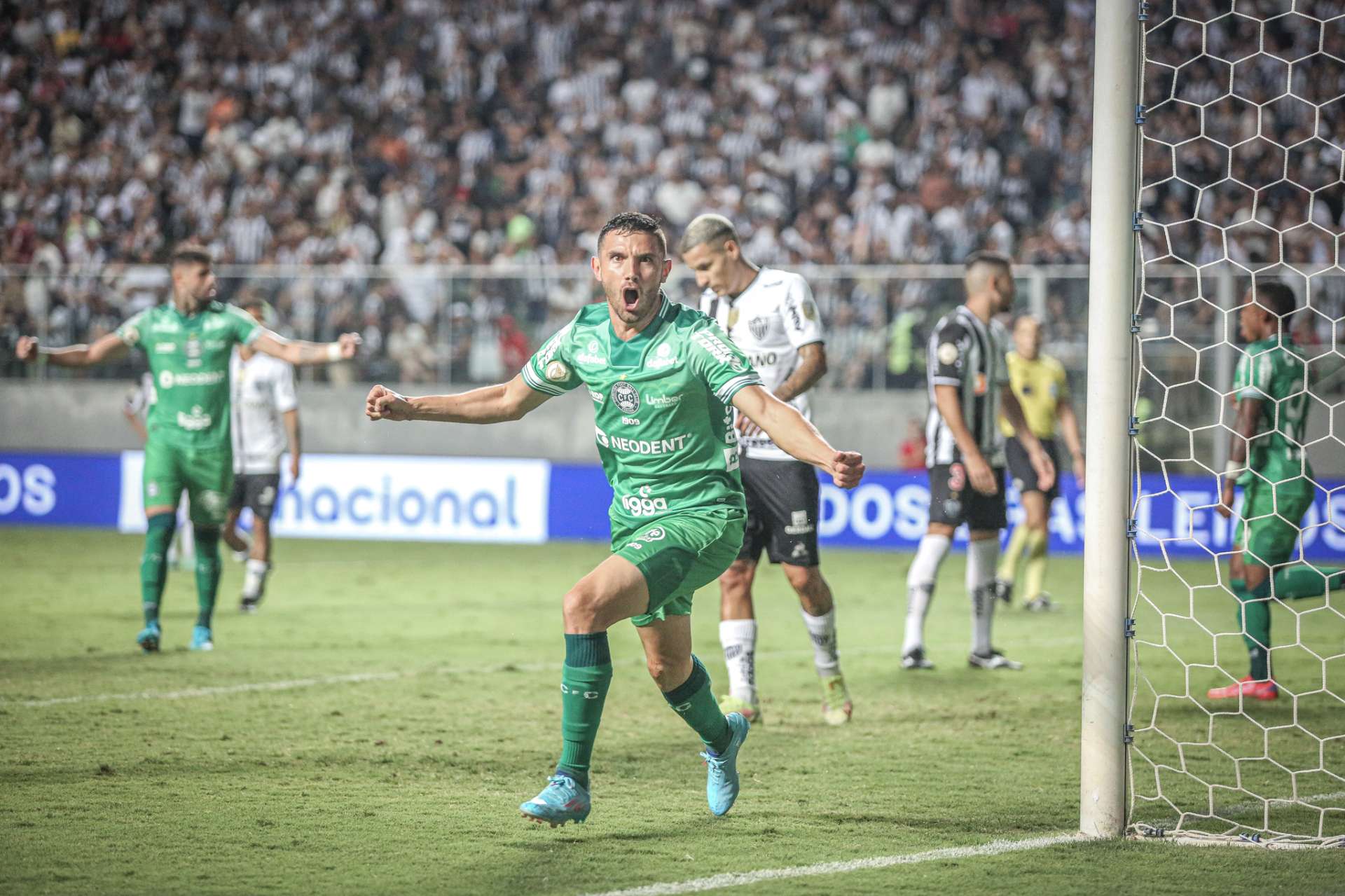 Primeiro gol do Mart�nez! 