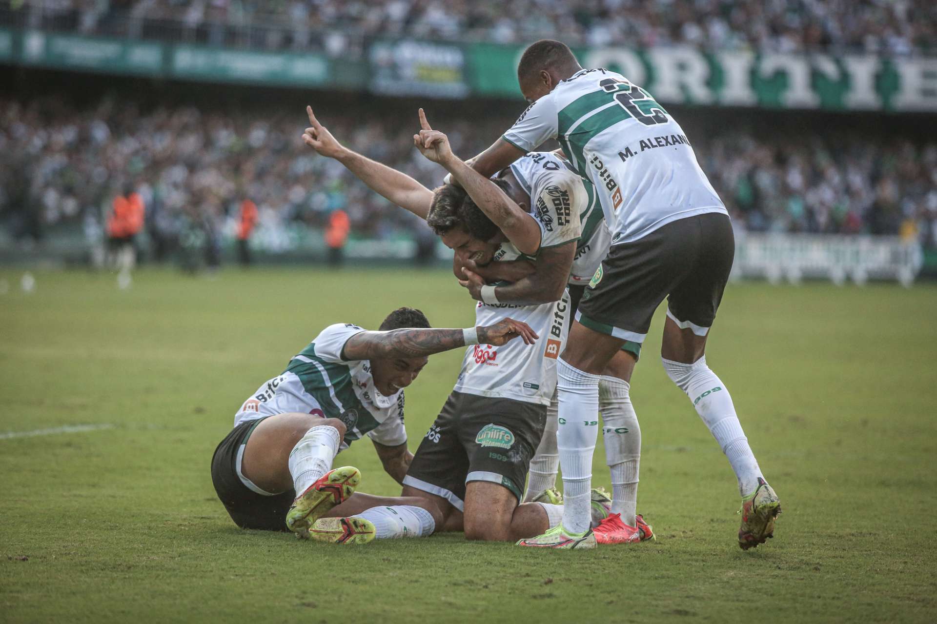 Coxa vence de virada no Couto Pereira 