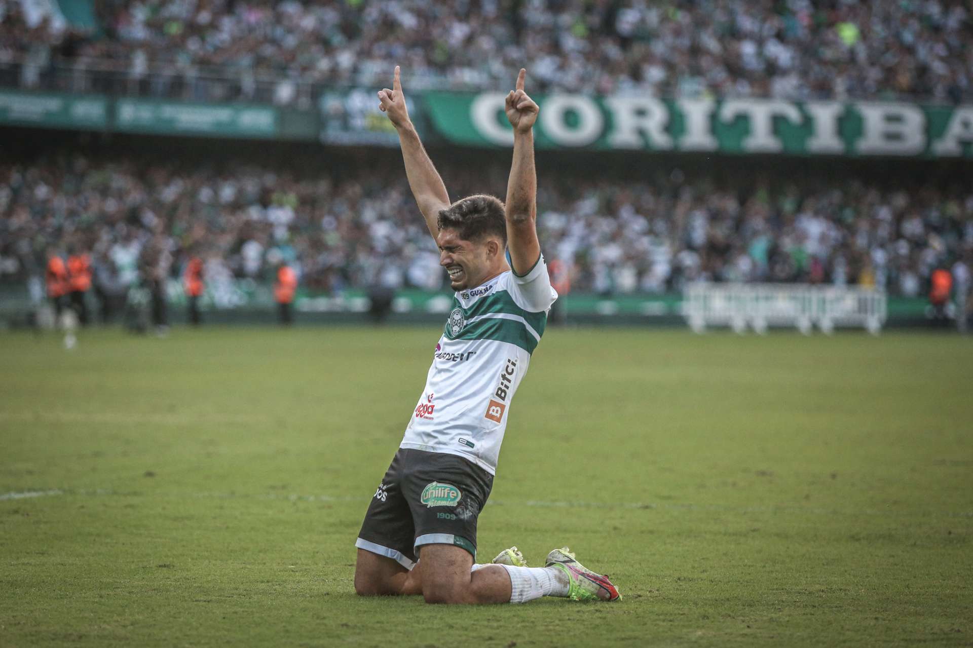 Andrey sofre les�o no joelho